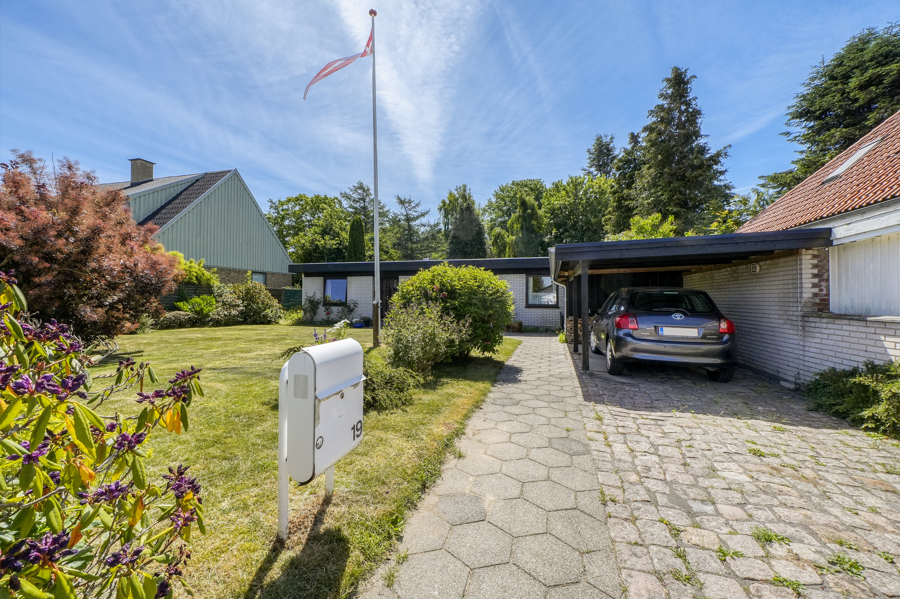 Fremhævet facade billede i fuldskærmstilstand. Billede af Pæremosevej 19, 2750 Ballerup