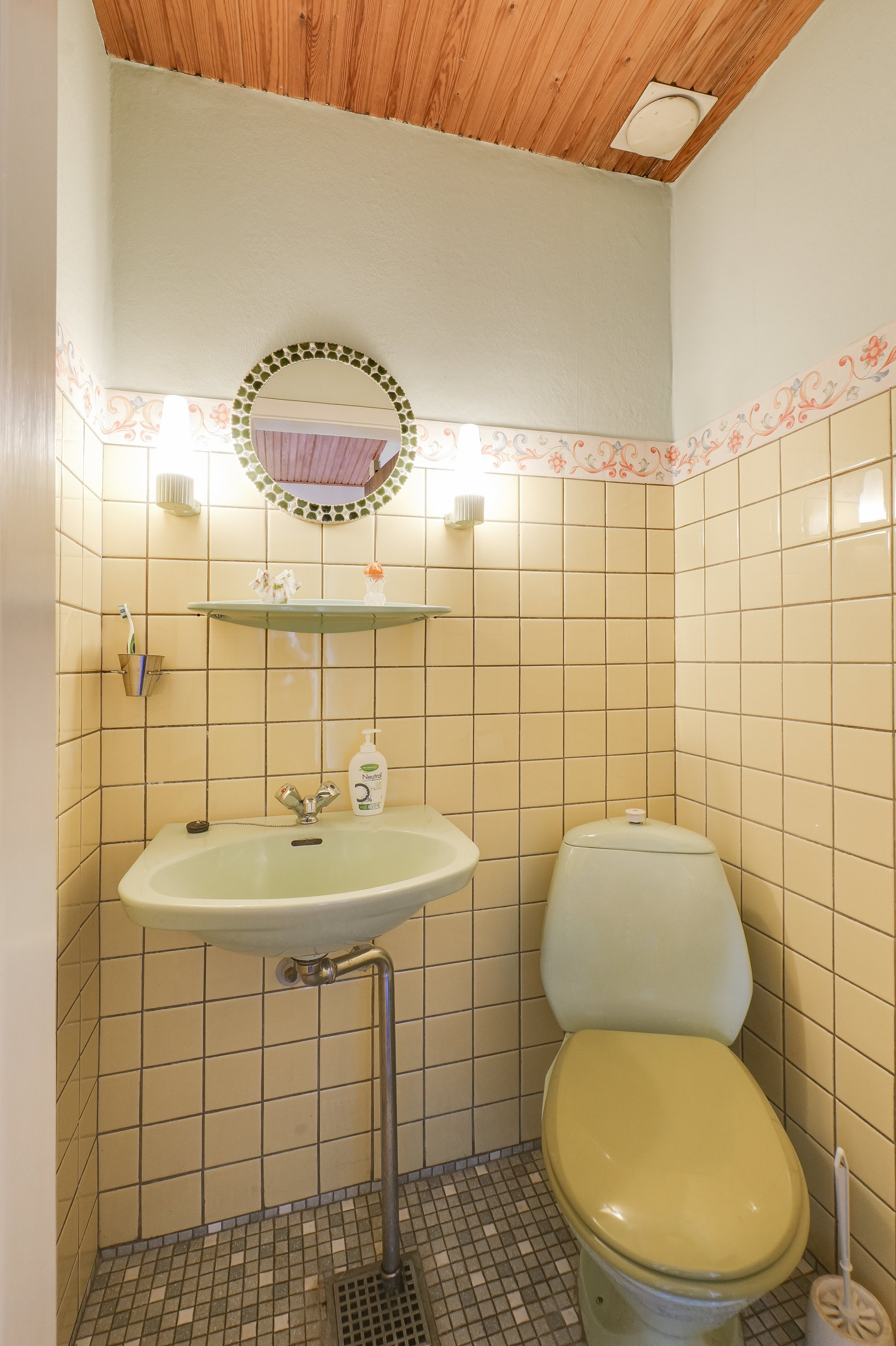 Fremhævet toilet billede i fuldskærmstilstand. Billede af Pæremosevej 19, 2750 Ballerup