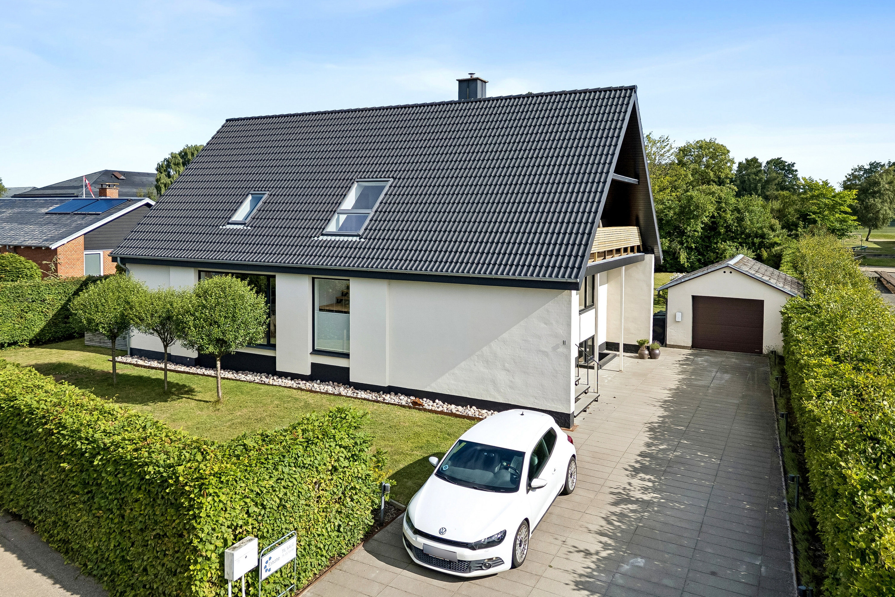 Villa: Set fra vejen på Hjelmdrupvej 11, 6040 Egtved