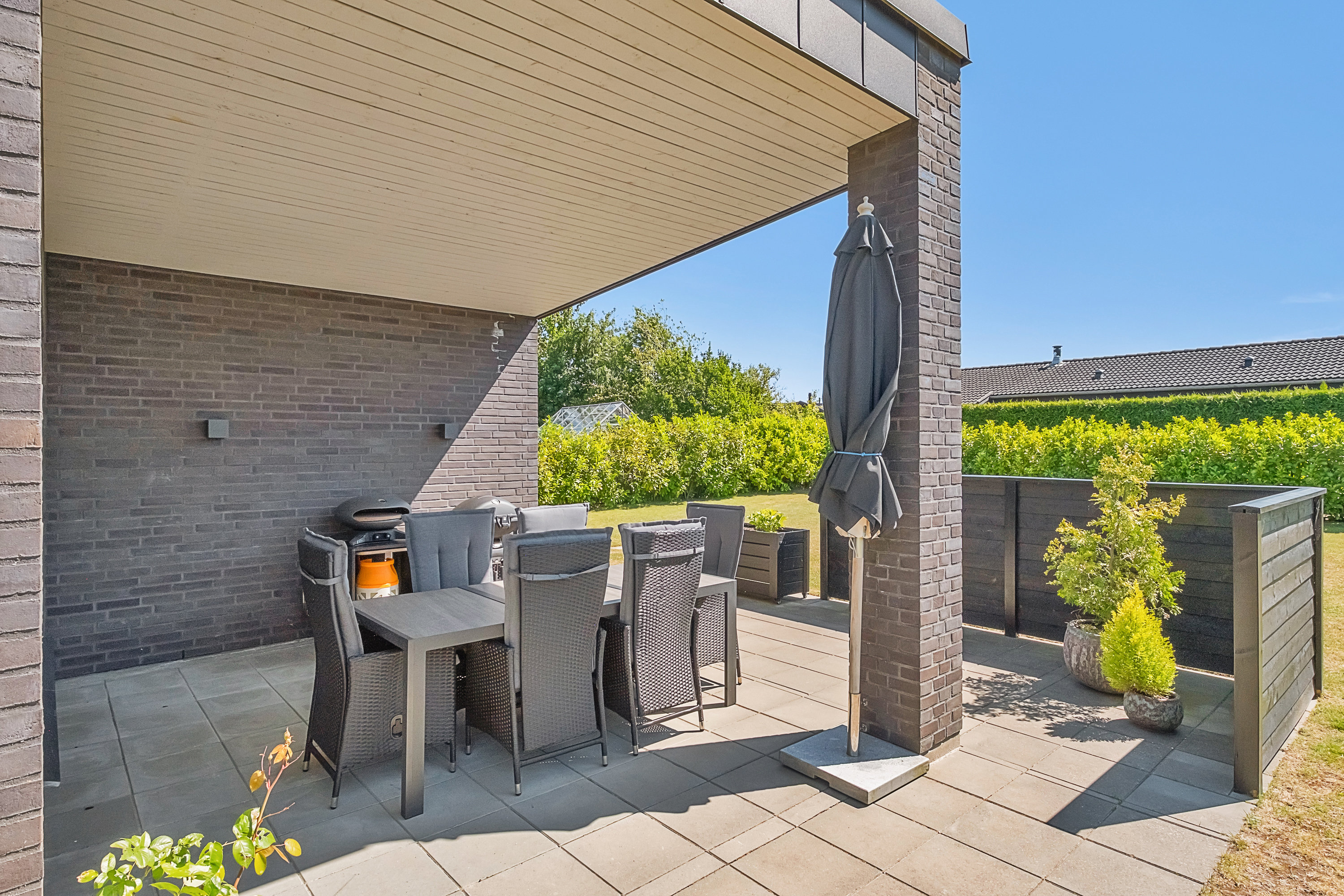 Fremhævet overdækket terrasse billede i fuldskærmstilstand. Billede af Bjergfyrvej 3, 8250 Egå