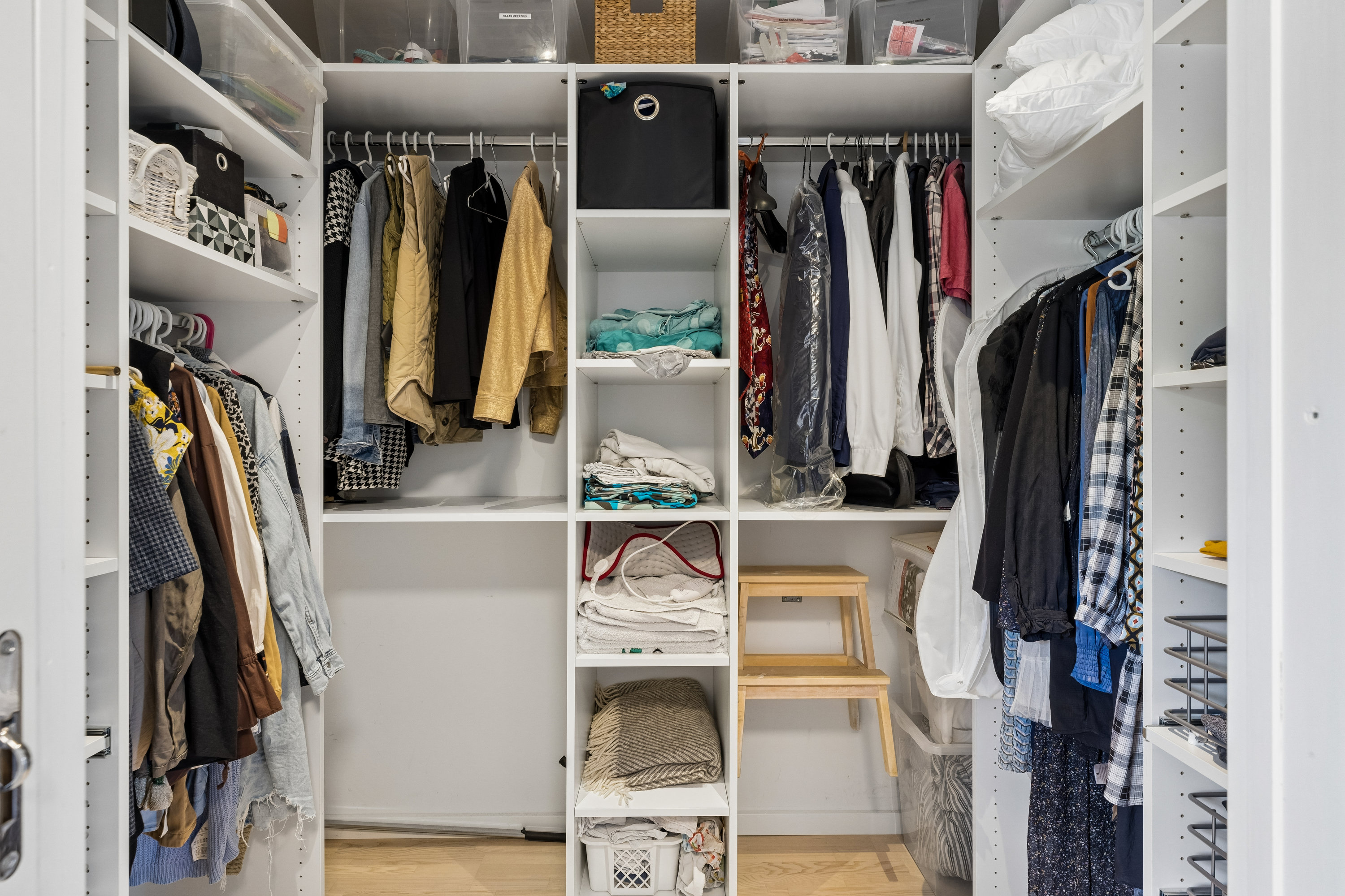 Fremhævet walk-in-closet billede i fuldskærmstilstand. Billede af Dyrhøj 67, 6300 Gråsten