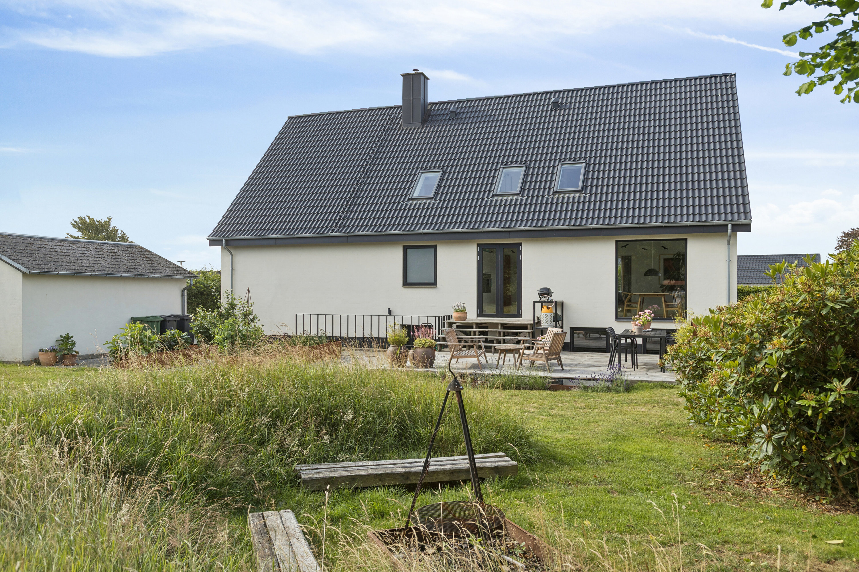 Fremhævet set fra haven billede i fuldskærmstilstand. Billede af Hjelmdrupvej 11, 6040 Egtved