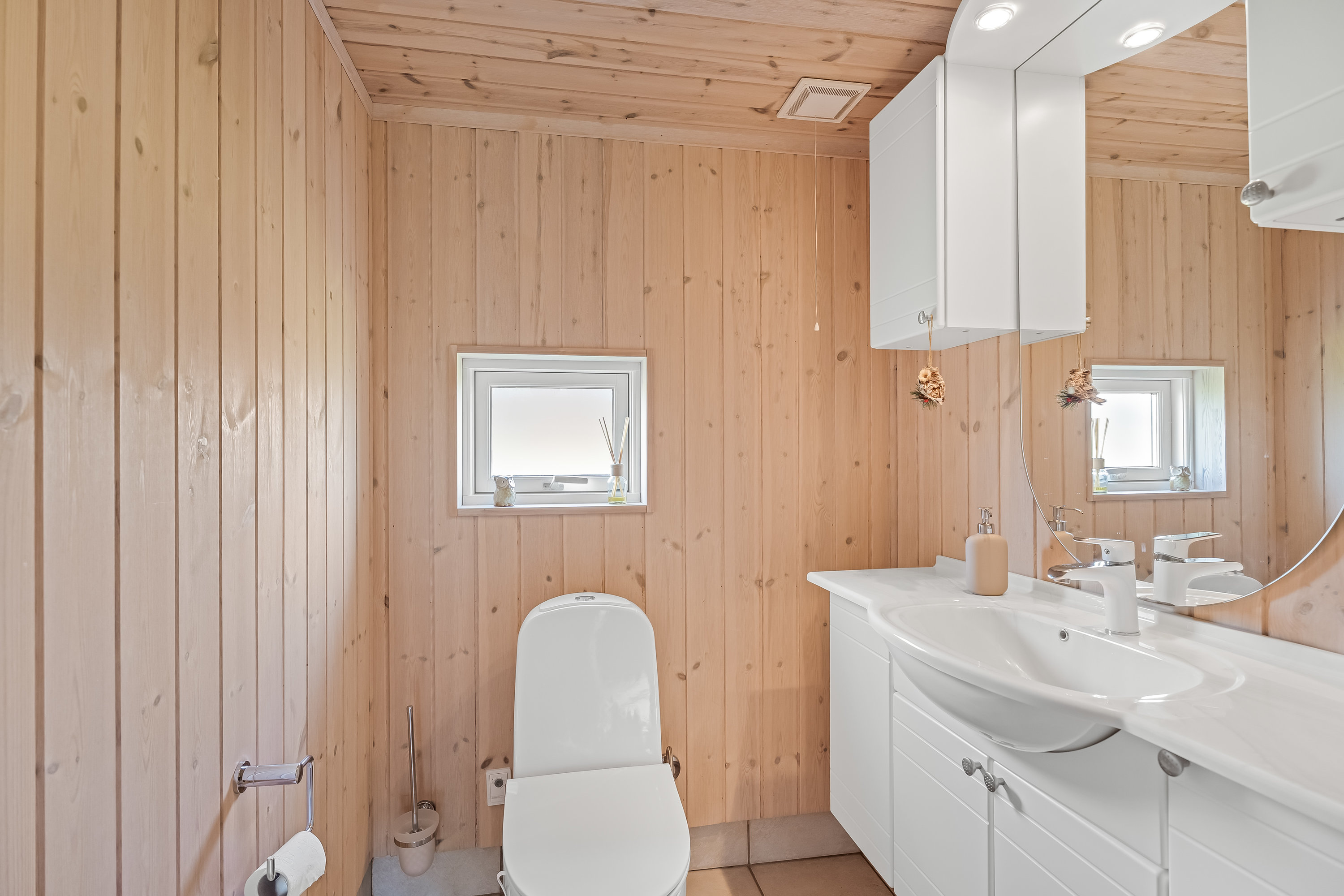 Fremhævet toilet billede i fuldskærmstilstand. Billede af Ankersholm 5, Bredfjed, 4970 Rødby