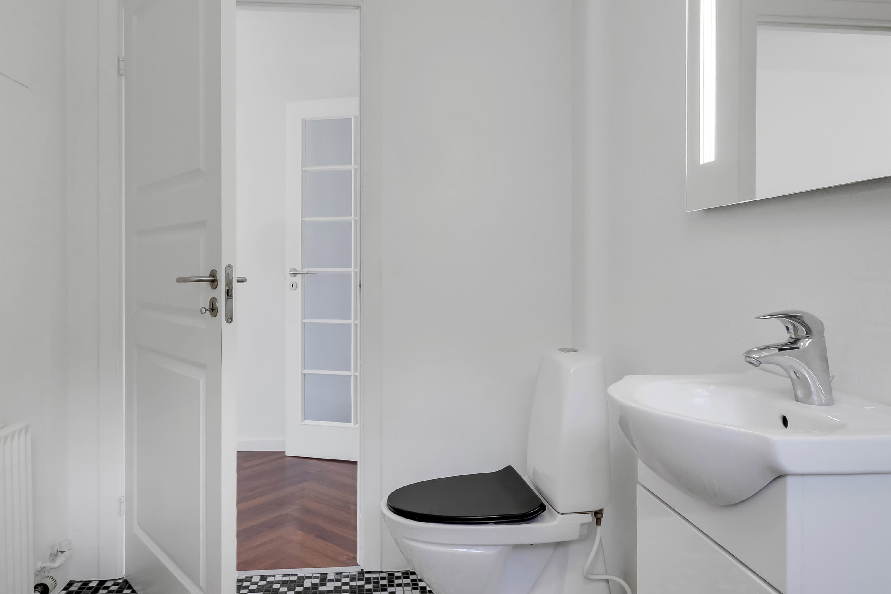Fremhævet toilet billede i fuldskærmstilstand. Billede af Østervangen 49B, 5883 Oure