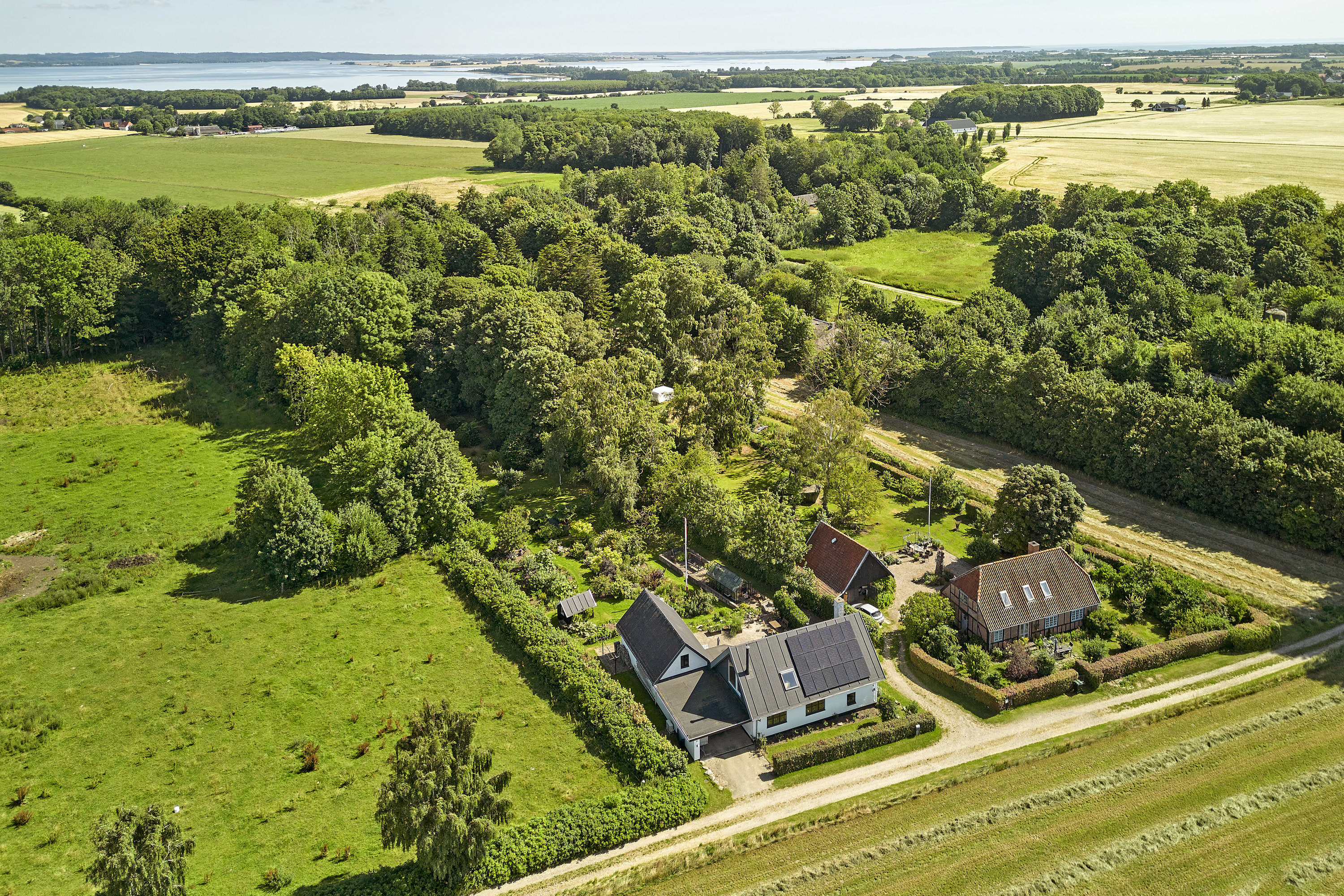 Fremhævet drone billede i fuldskærmstilstand. Billede af Bisholt Strandvej 6, Bisholt, 7130 Juelsminde