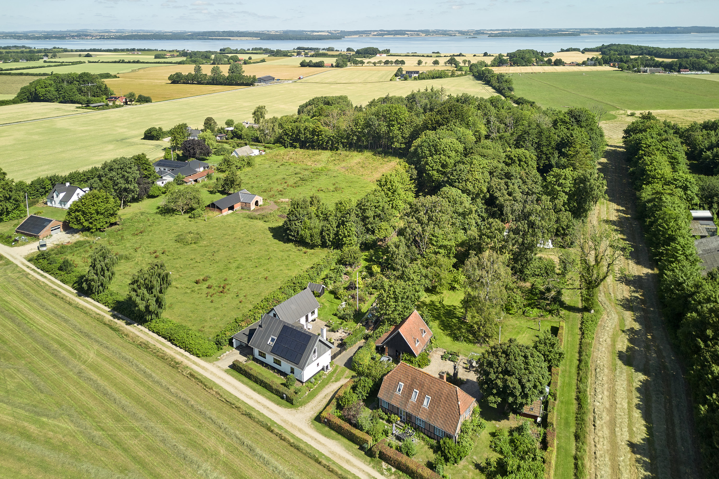 Fremhævet drone billede i fuldskærmstilstand. Billede af Bisholt Strandvej 6, Bisholt, 7130 Juelsminde