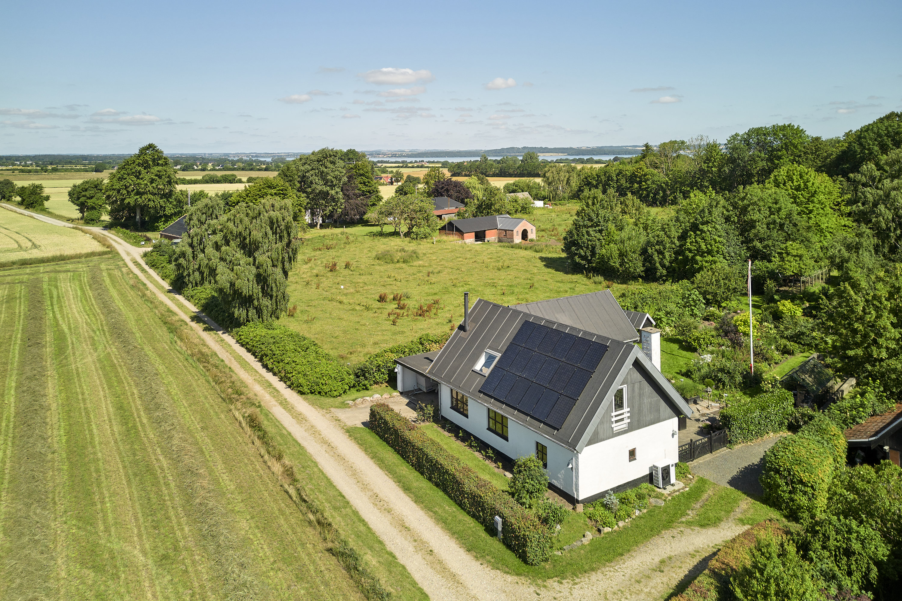 Fremhævet drone billede i fuldskærmstilstand. Billede af Bisholt Strandvej 6, Bisholt, 7130 Juelsminde