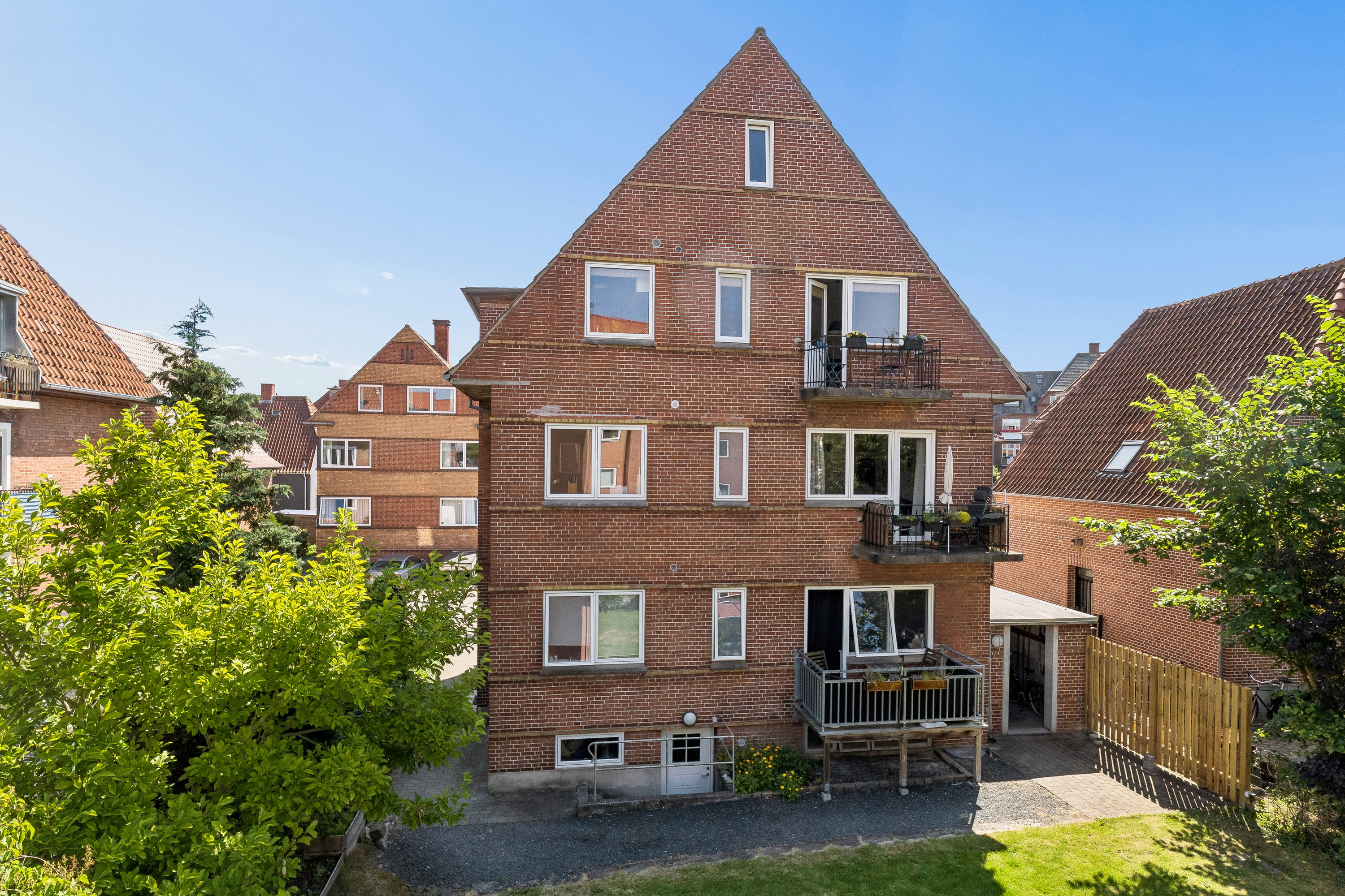 Fremhævet set fra haven billede i fuldskærmstilstand. Billede af Gartnerhaven 1, 1., 5000 Odense C