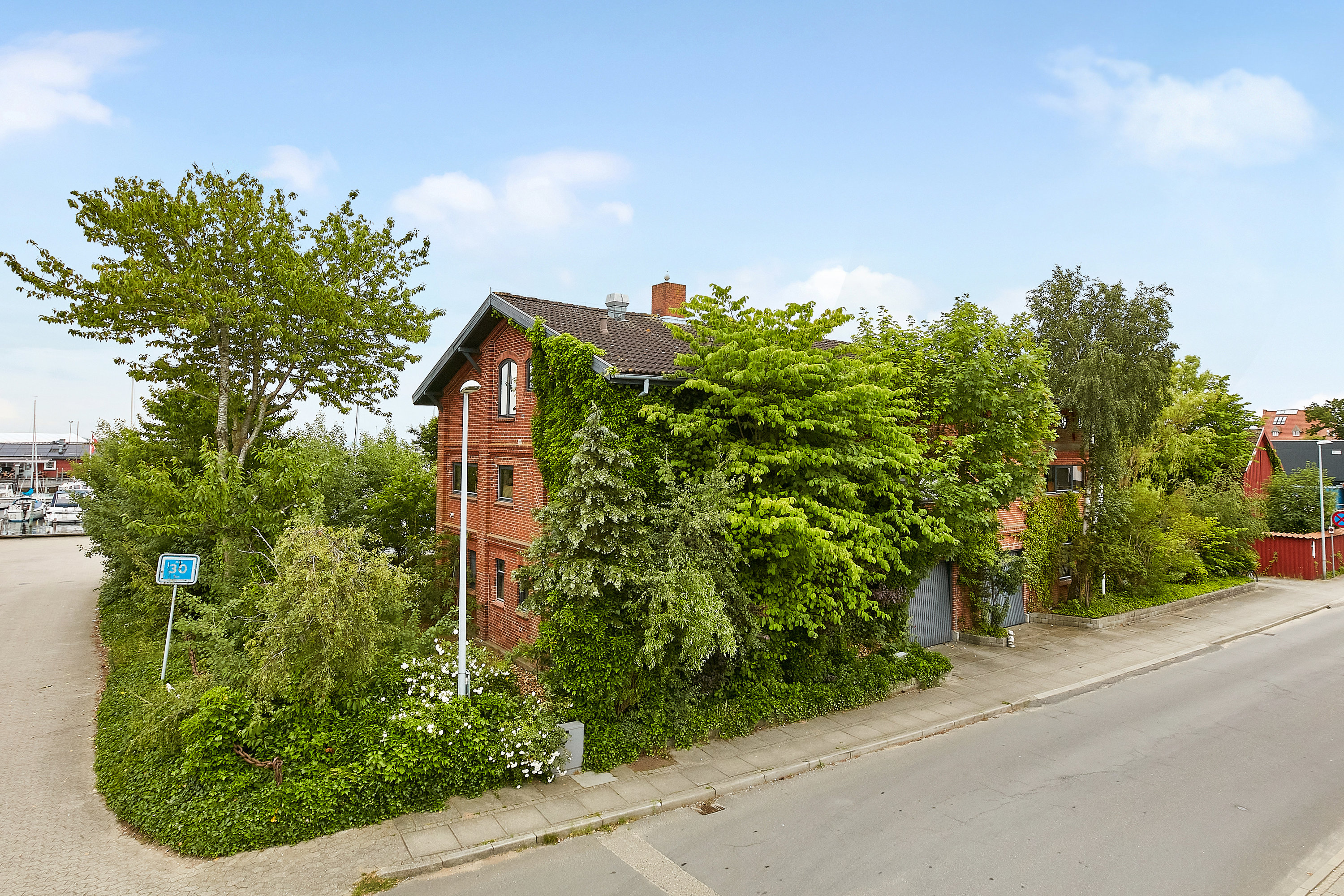 Fremhævet facade billede i fuldskærmstilstand. Billede af Havnegade 4, 7130 Juelsminde
