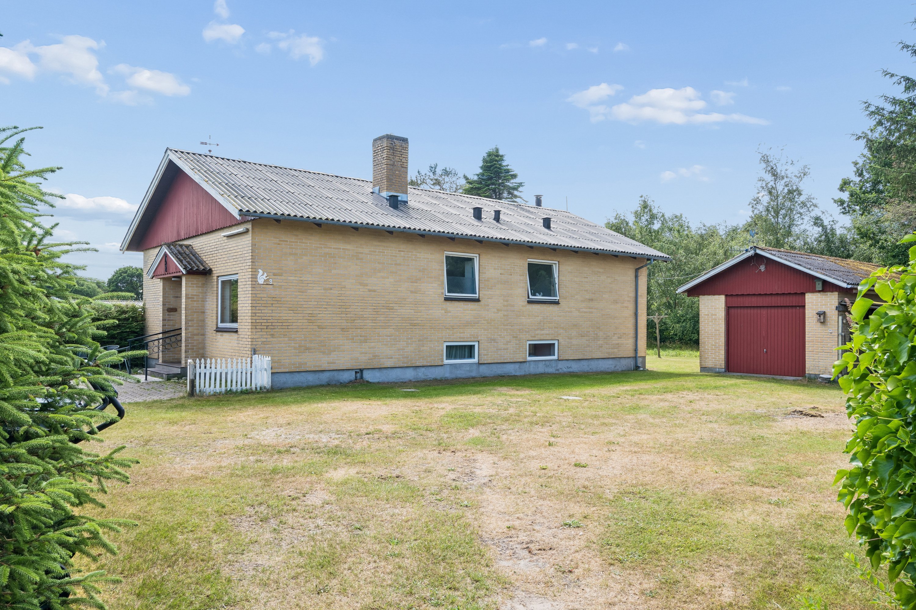 Fremhævet facade billede i fuldskærmstilstand. Billede af Holmbækvejen 9, Vesterø Havn, 9940 Læsø