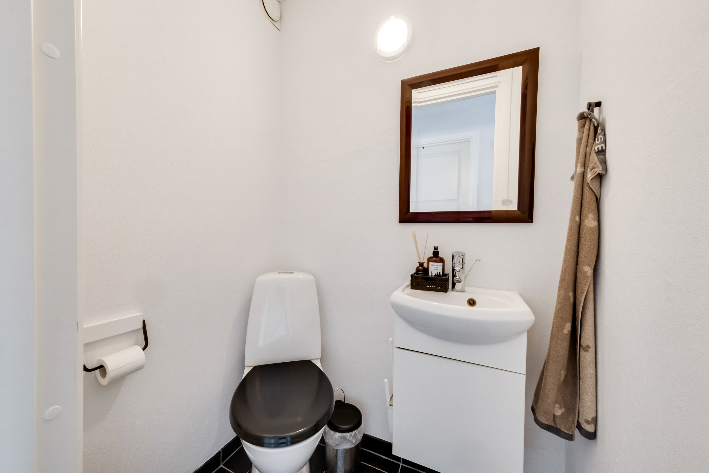 Fremhævet toilet billede i fuldskærmstilstand. Billede af Landø 12, 5683 Haarby