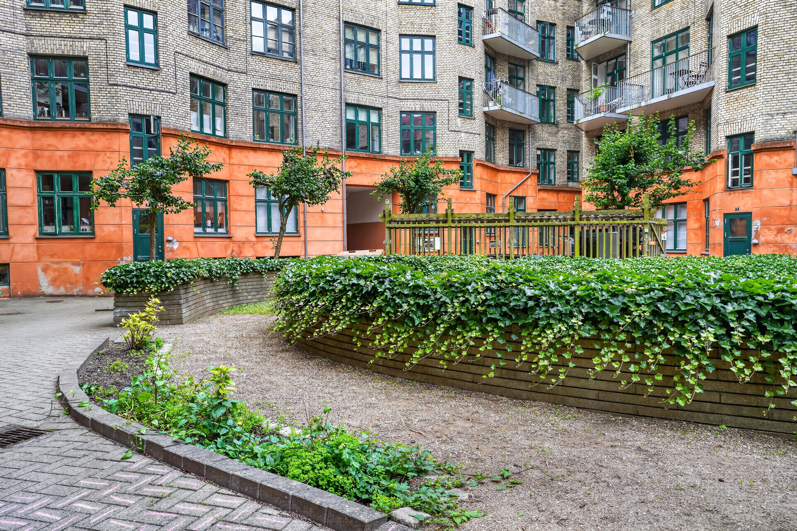 Fremhævet gårdmiljø billede i fuldskærmstilstand. Billede af Valgårdsvej 9, 2. th., 2500 Valby