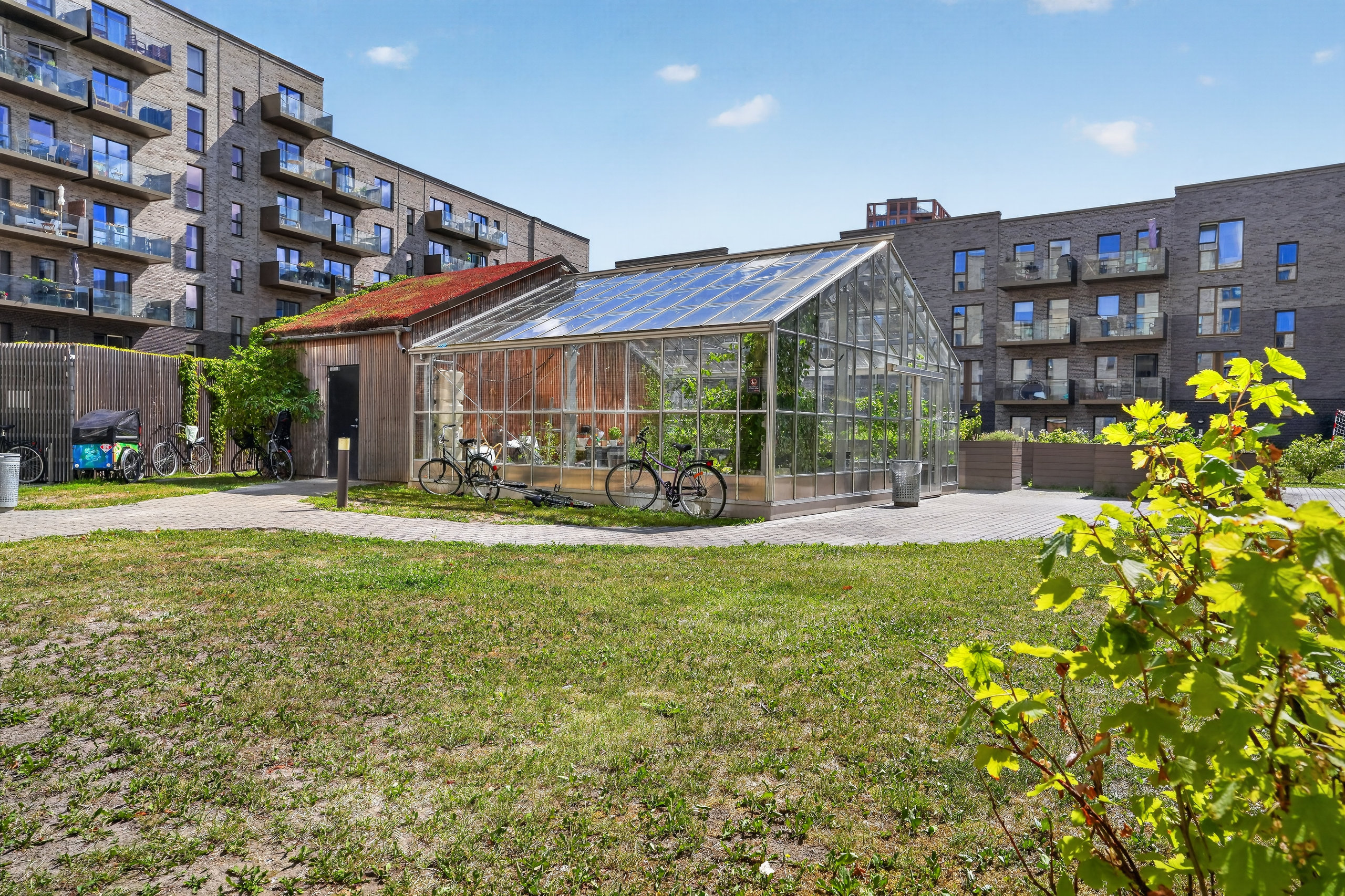 Fremhævet gårdmiljø billede i fuldskærmstilstand. Billede af Løgæblevej 3, 6. tv., 2500 Valby