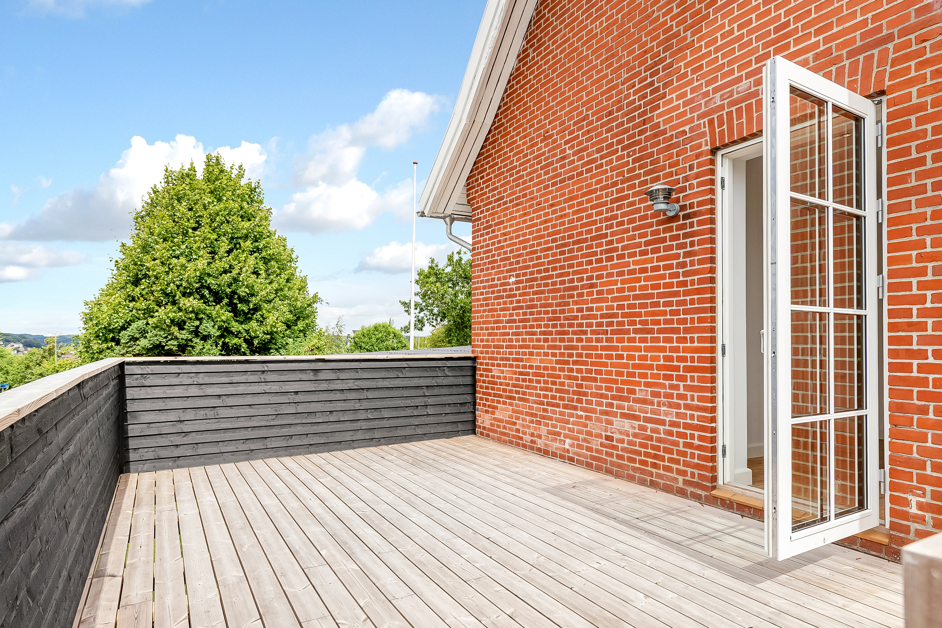 Fremhævet terrasse billede i fuldskærmstilstand. Billede af Søndermarksvej 6, 7100 Vejle