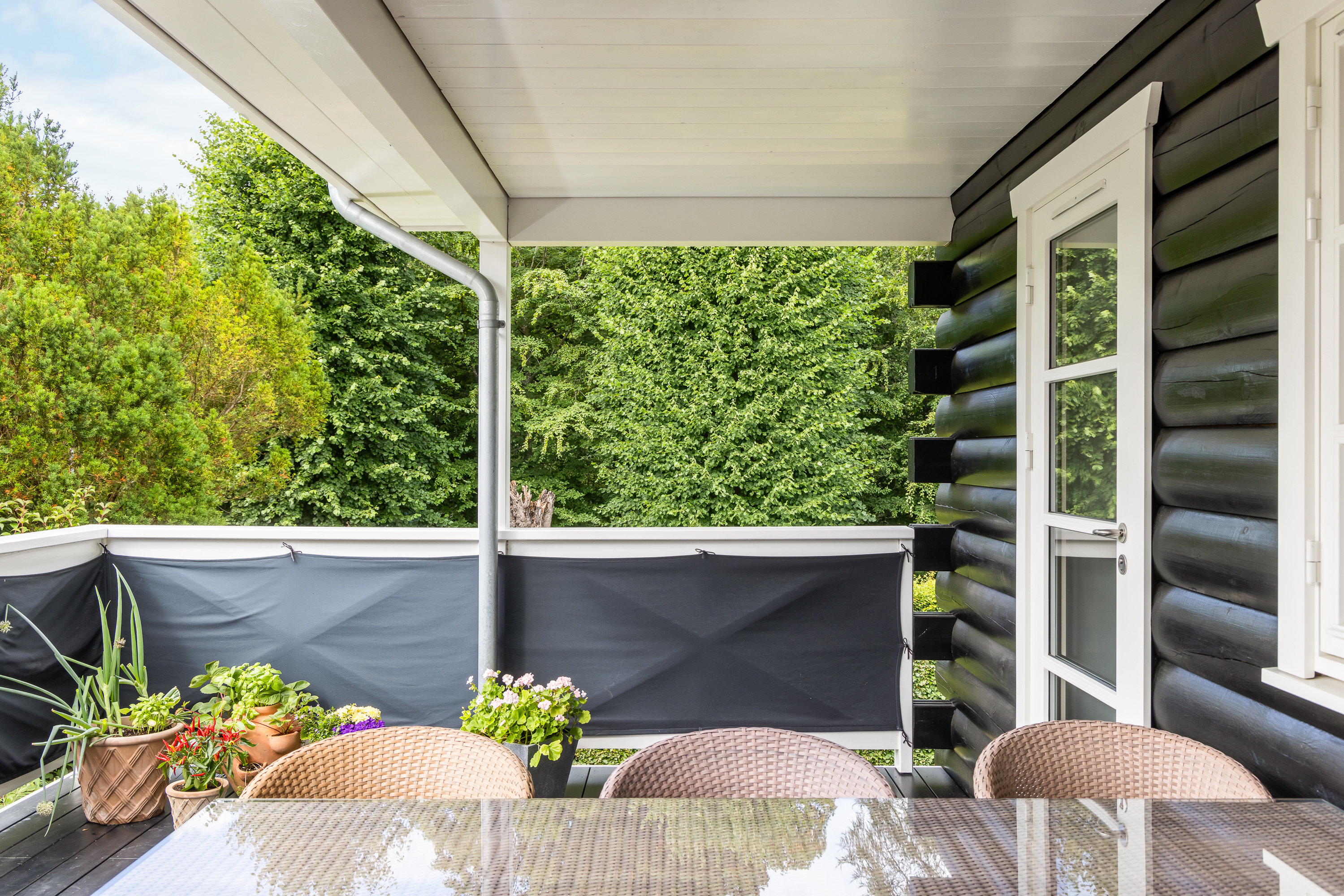 Fremhævet overdækket terrasse billede i fuldskærmstilstand. Billede af Furesøvej 118, 2830 Virum