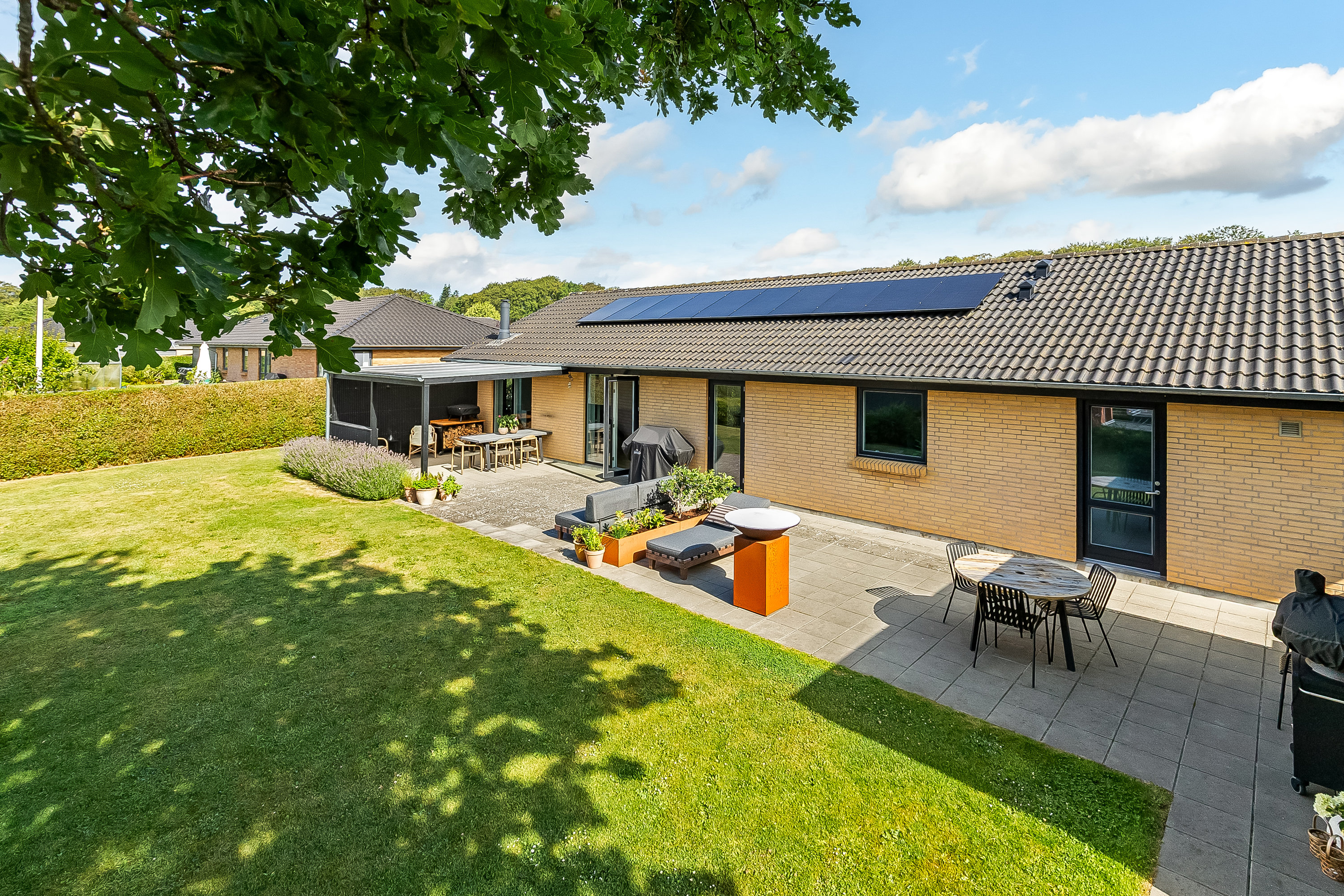 Villa: Set fra haven på Katrinelundsvej 7, 8732 Hovedgård