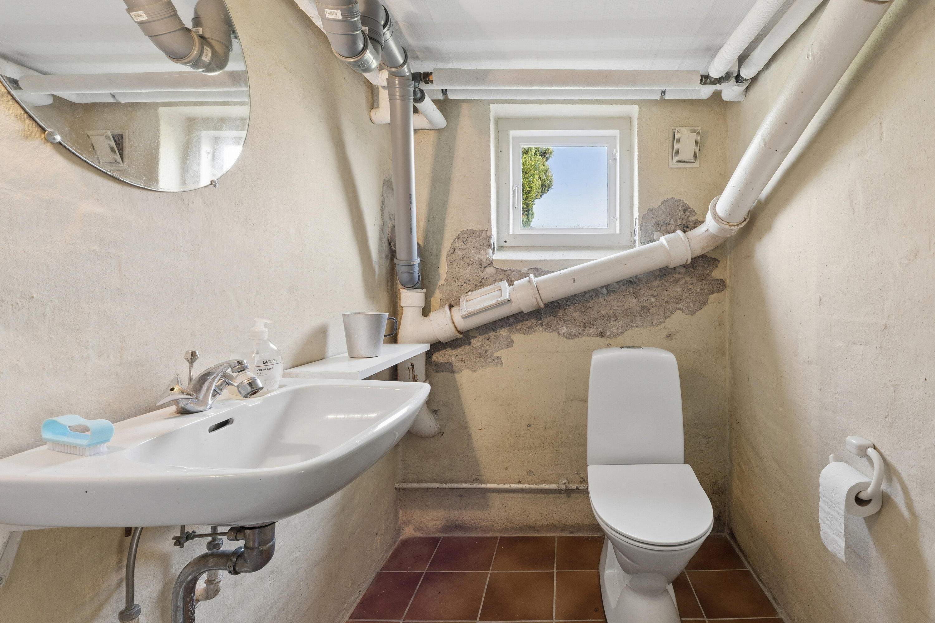 Fremhævet toilet billede i fuldskærmstilstand. Billede af Egevej 11, 2970 Hørsholm