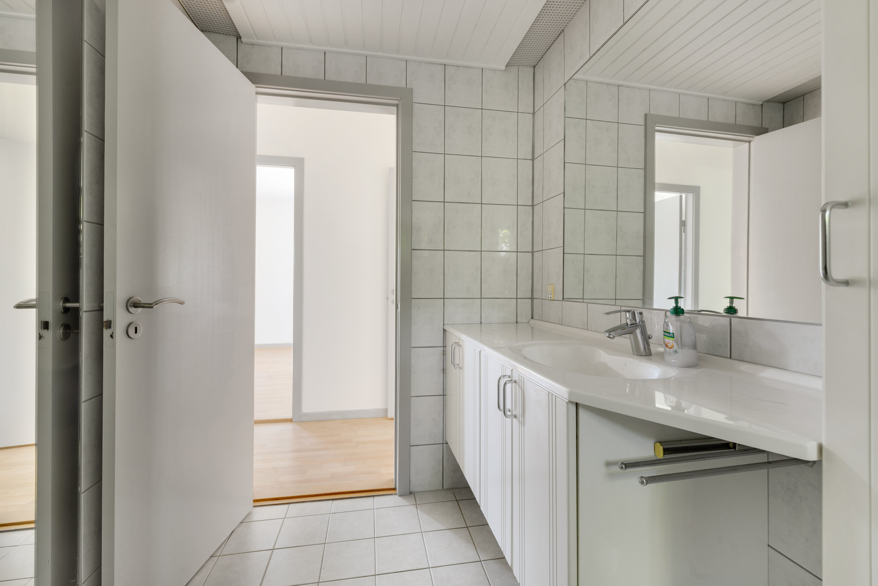 Fremhævet toilet billede i fuldskærmstilstand. Billede af Lerbjergvej 5, 2750 Ballerup