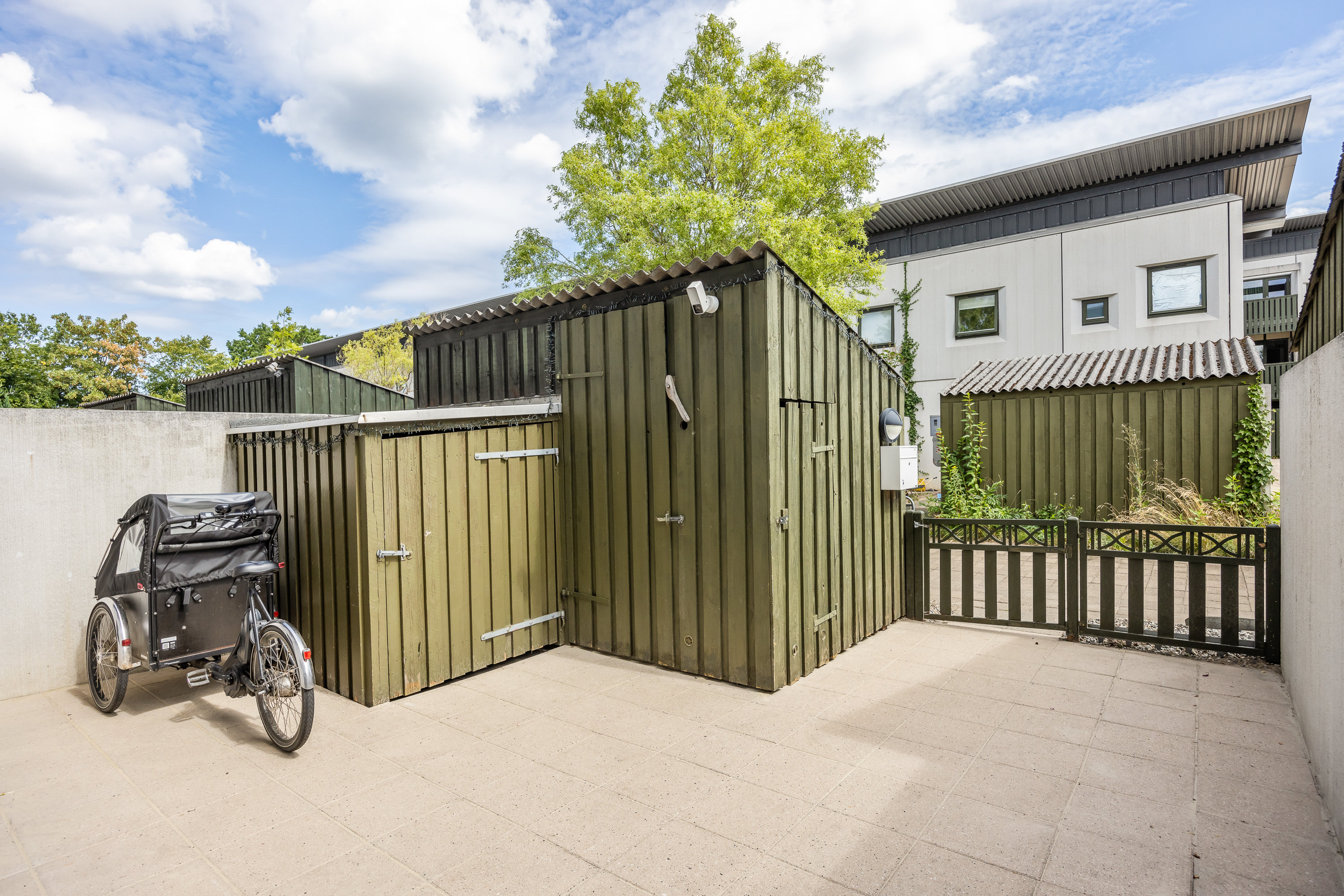 Fremhævet facade billede i fuldskærmstilstand. Billede af Rævehøjparken 38, 2800 Kongens Lyngby