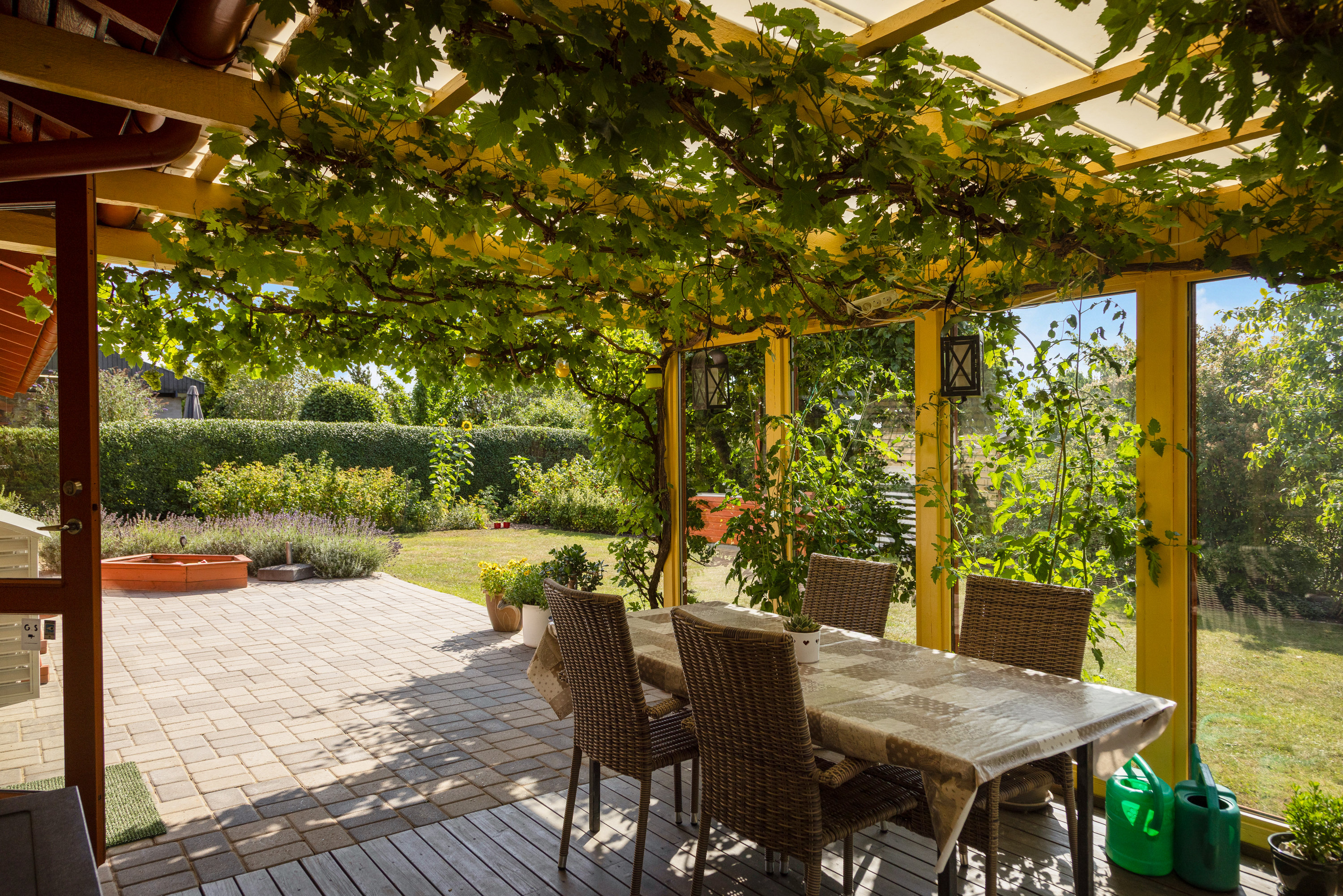 Miniaturebillede 1: overdækket terrasse. Billede af Høstbuen 21, 2750 Ballerup