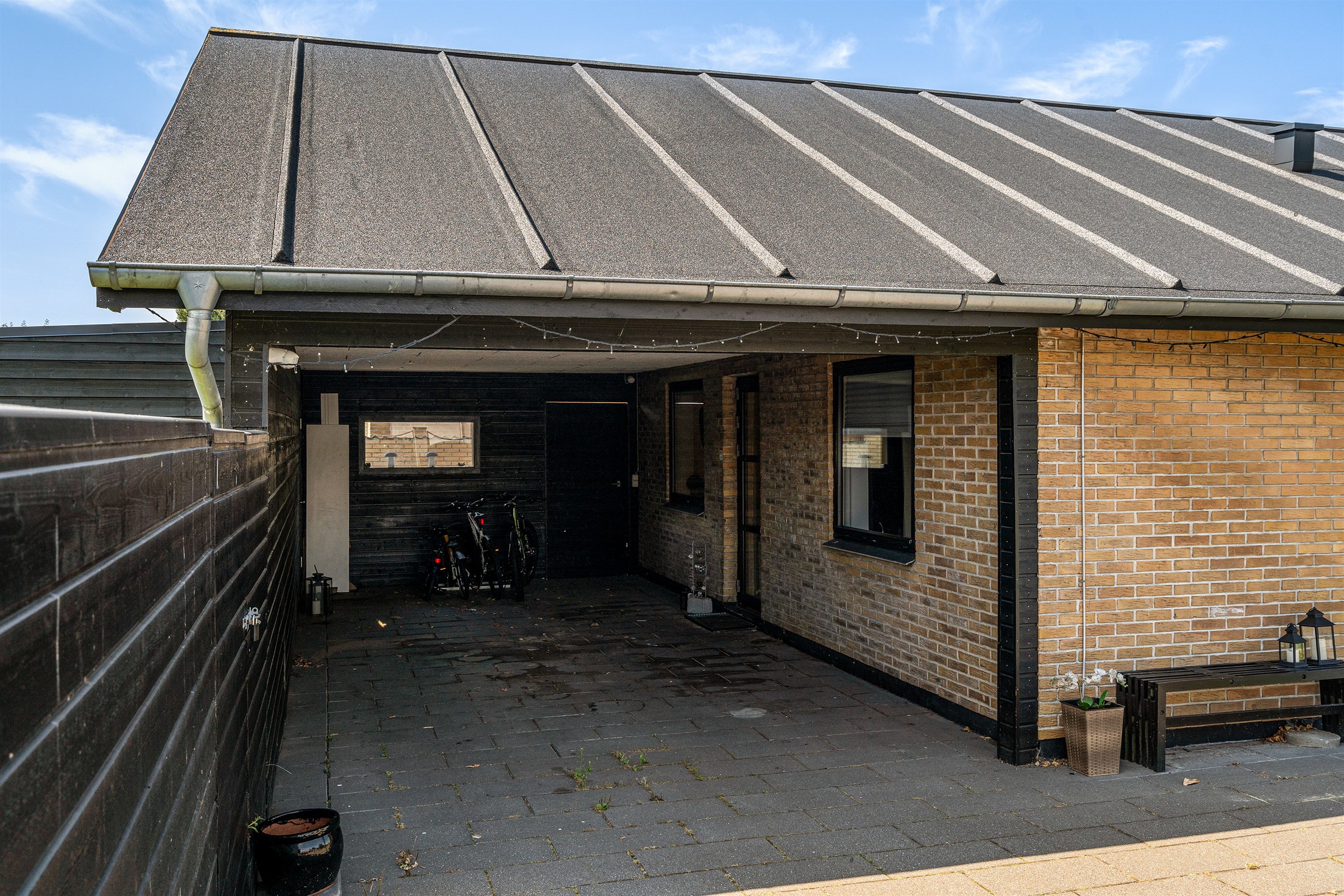 Fremhævet carport billede i fuldskærmstilstand. Billede af Tyttebærvej 2, 6715 Esbjerg N