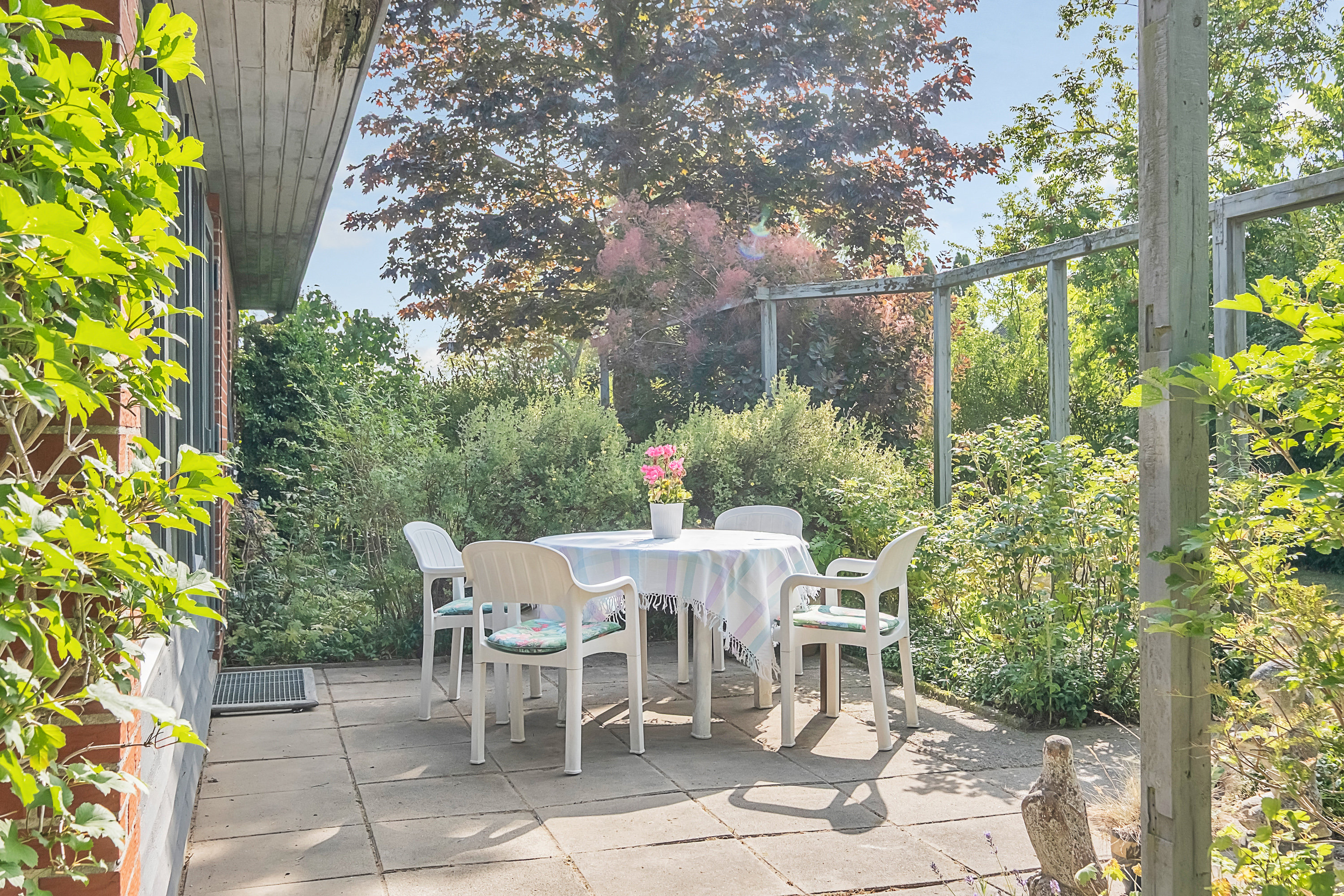 Fremhævet terrasse billede i fuldskærmstilstand. Billede af Møgelgårdsvej 30, 8520 Lystrup
