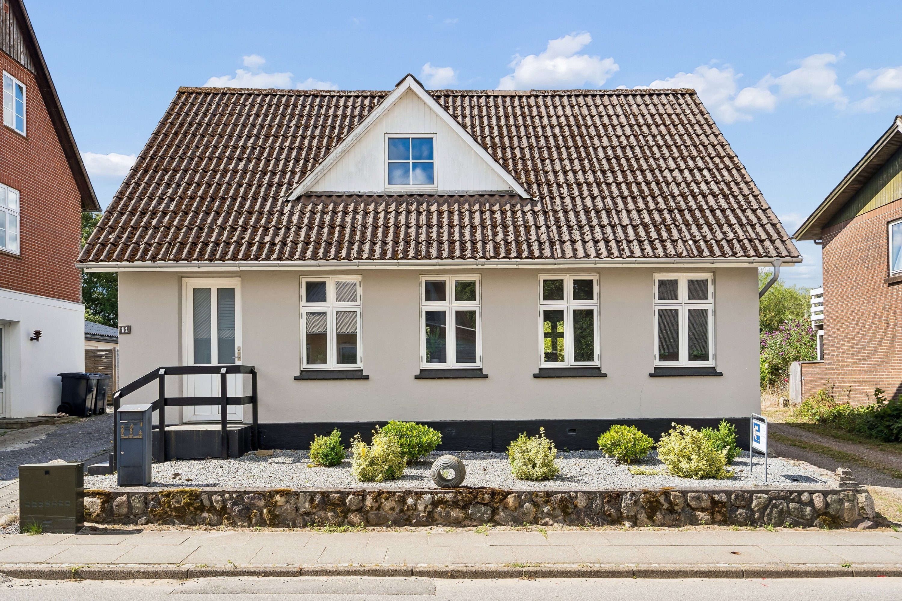 Villa: Set fra vejen på Kirkevej 11, 6040 Egtved