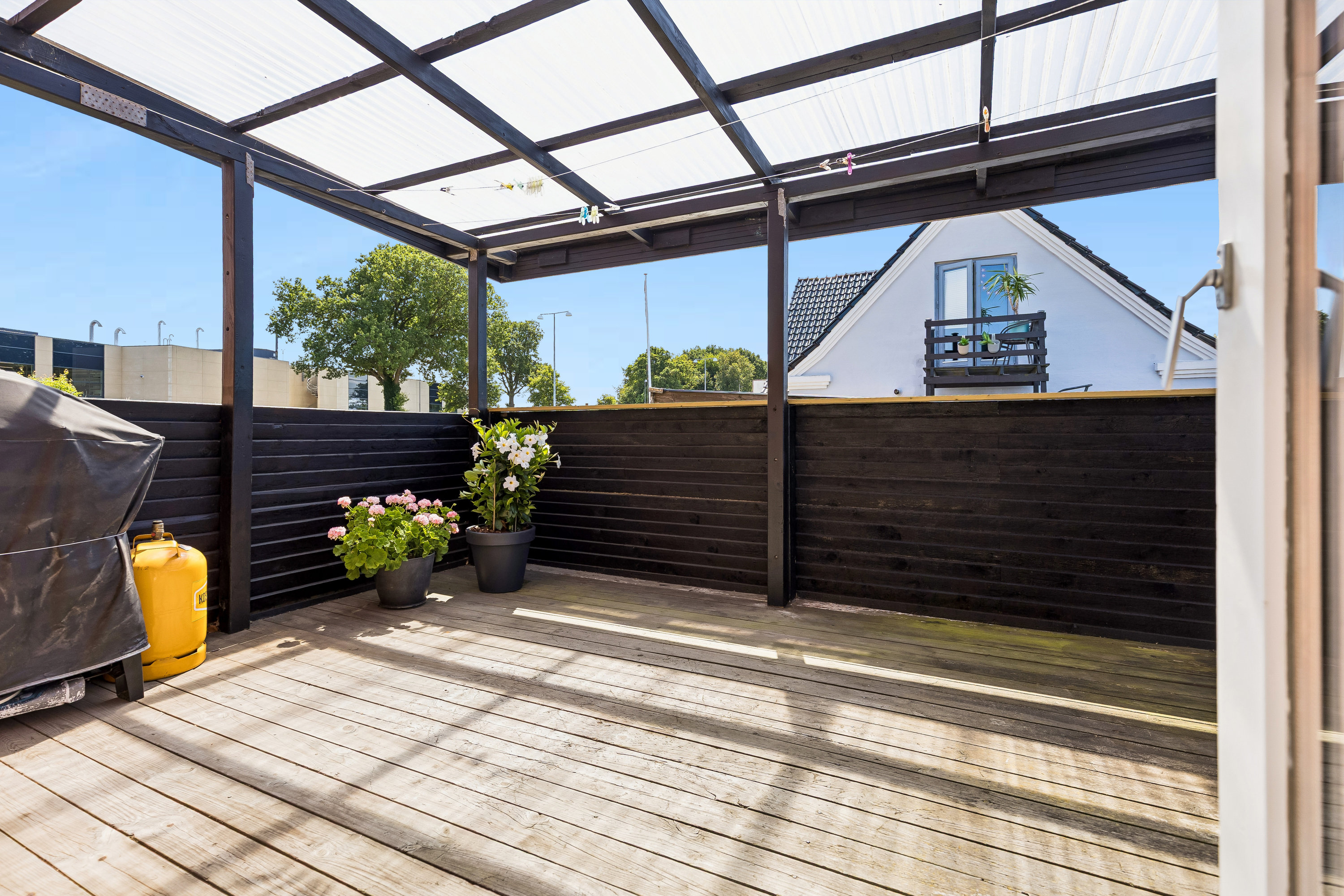 Fremhævet terrasse billede i fuldskærmstilstand. Billede af Aabenraavej 3A+B, 6340 Kruså