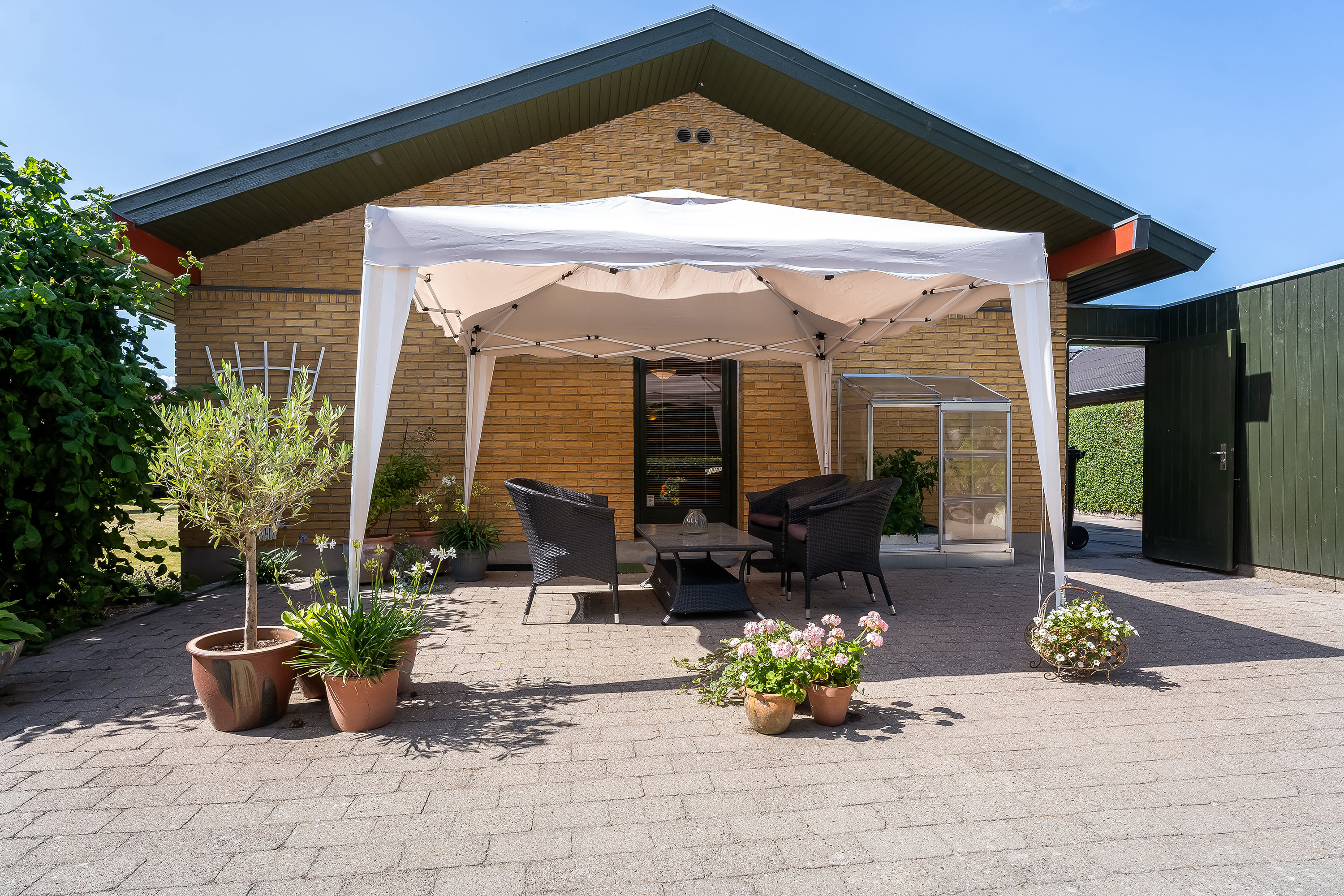 Fremhævet overdækket terrasse billede i fuldskærmstilstand. Billede af Egevænget 9, 4800 Nykøbing F
