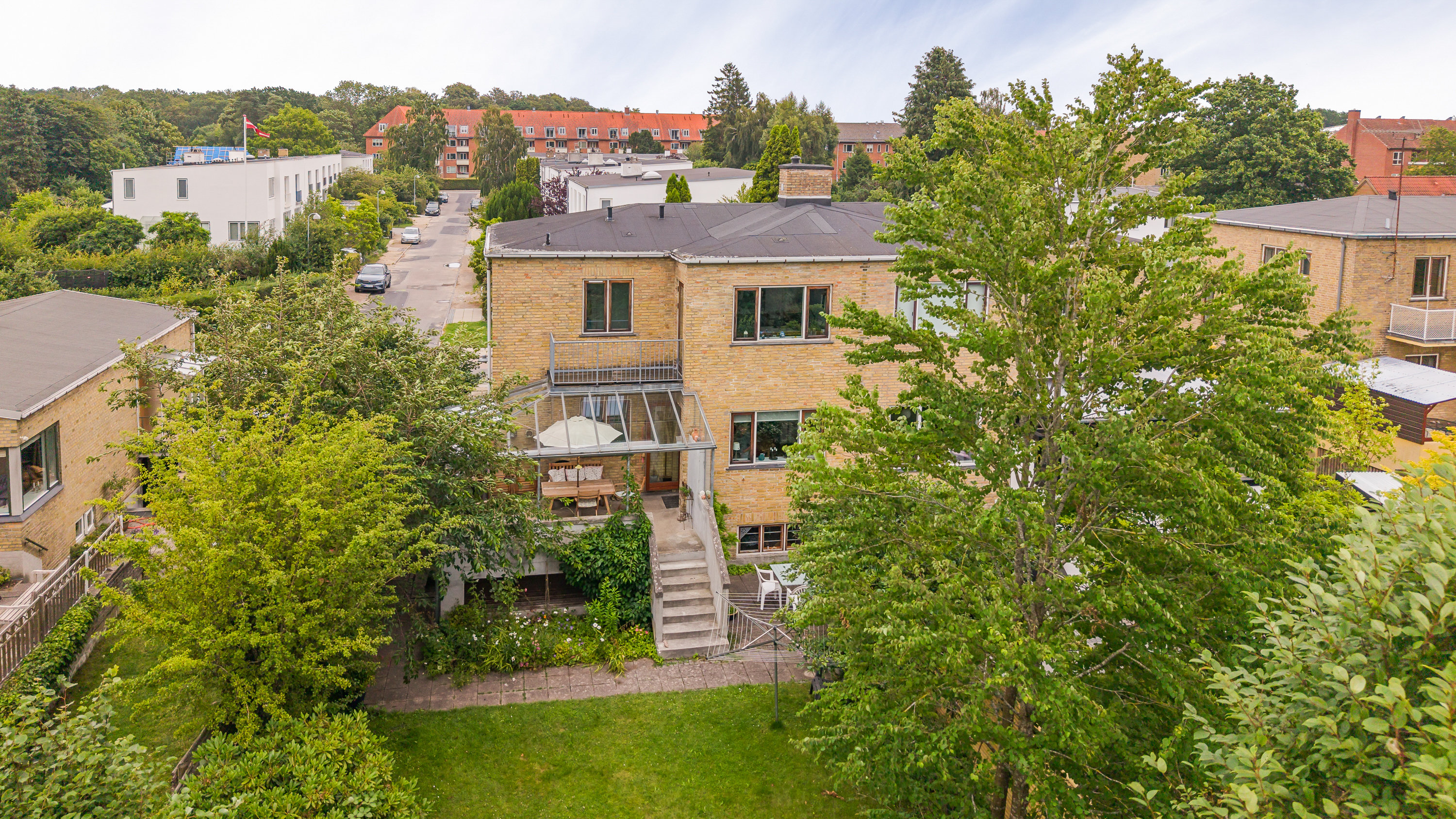 Fremhævet facade billede i fuldskærmstilstand. Billede af Krogvej 44, 2830 Virum