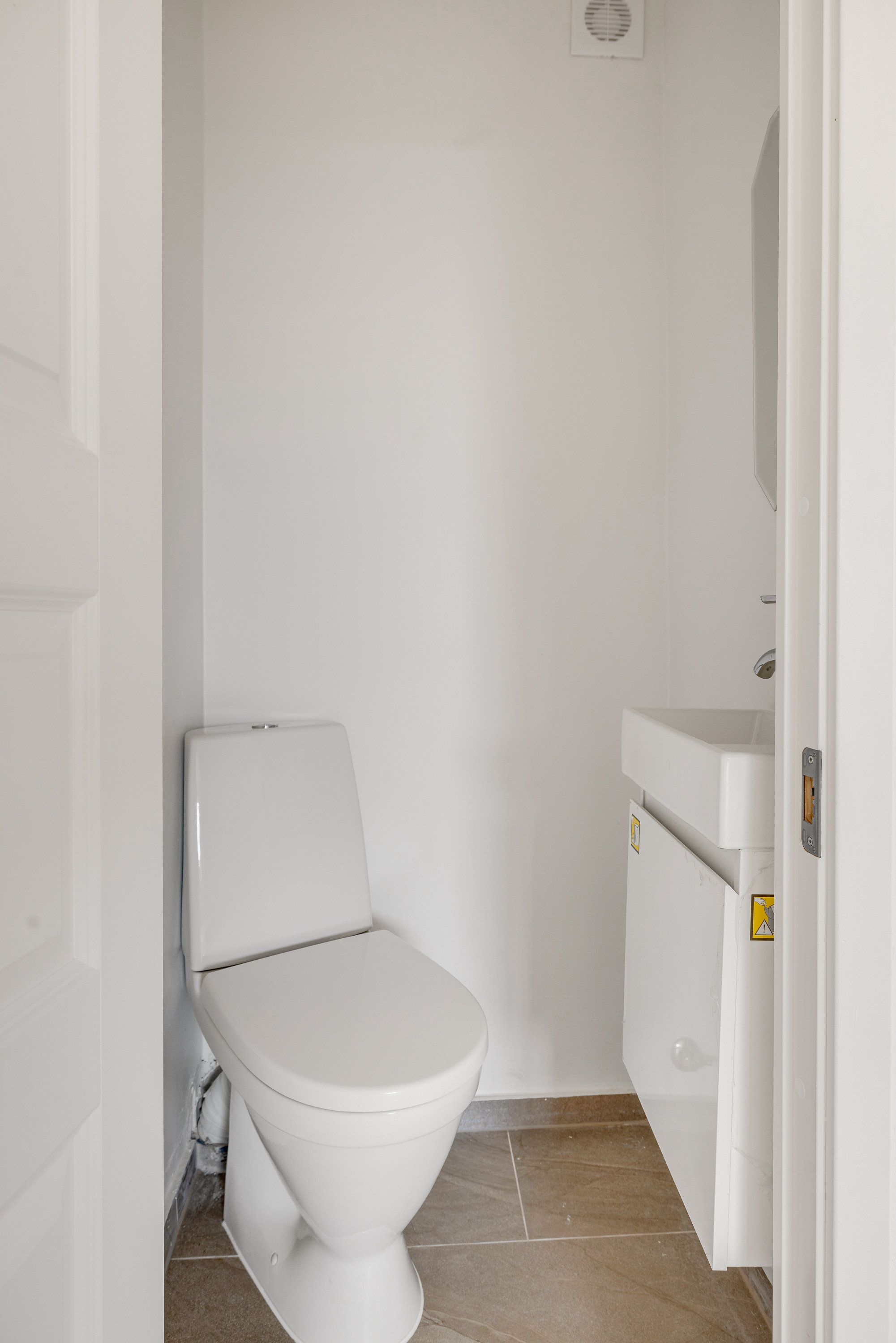 Fremhævet toilet billede i fuldskærmstilstand. Billede af Linde Alle 42, 2750 Ballerup