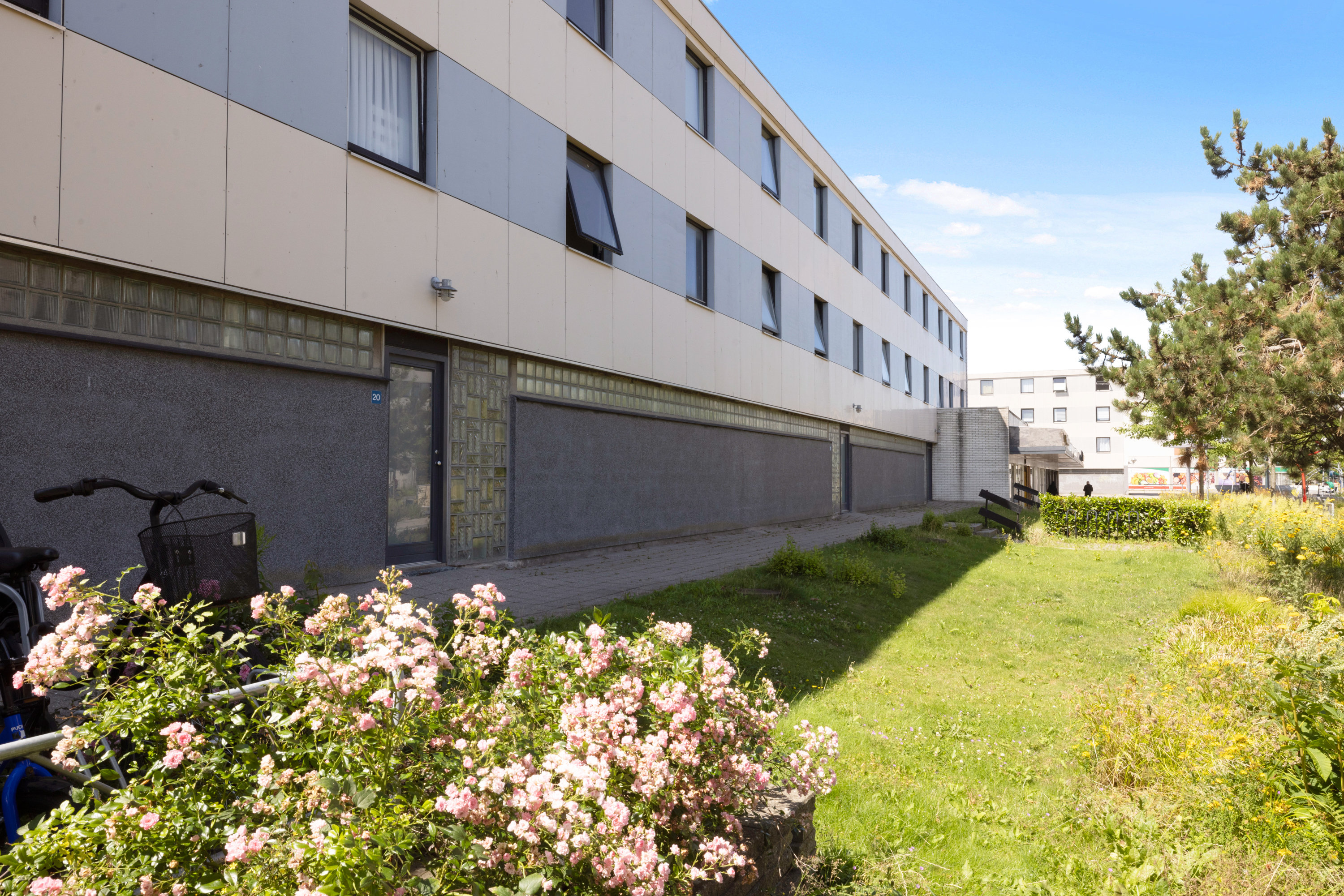 Fremhævet facade billede i fuldskærmstilstand. Billede af Jægerbuen 22, 1. th., 2635 Ishøj
