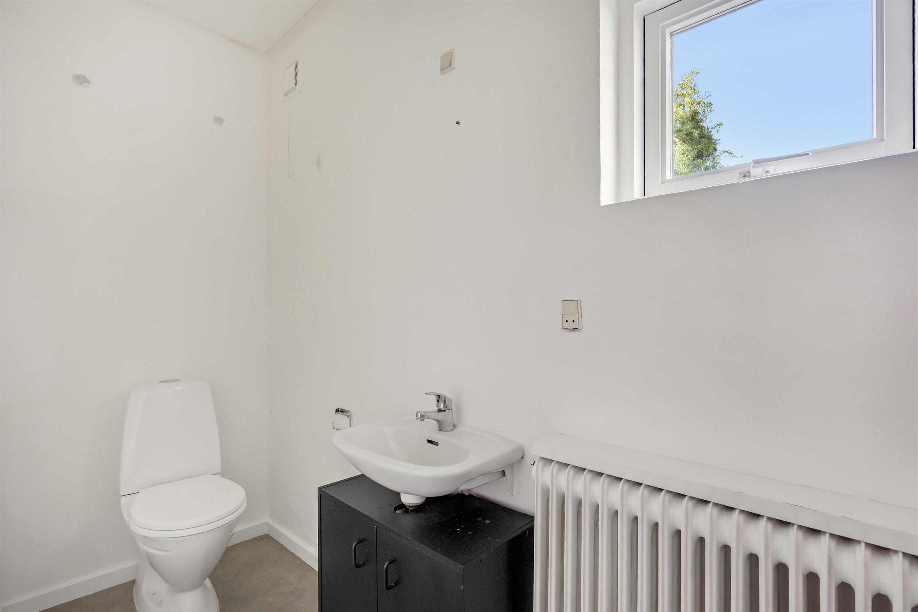 Fremhævet toilet billede i fuldskærmstilstand. Billede af Stien 1, 6310 Broager