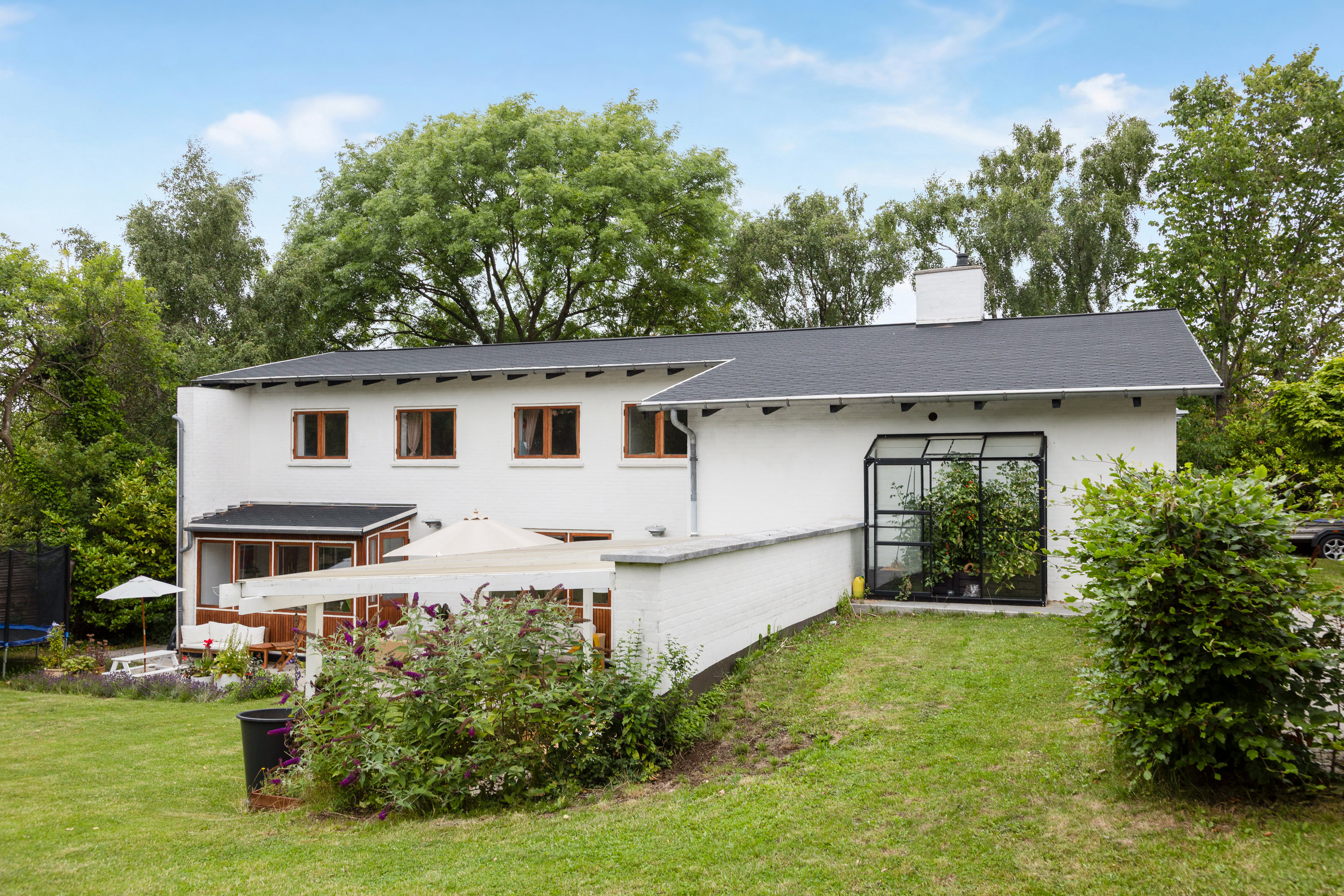 Fremhævet facade billede i fuldskærmstilstand. Billede af Møllevej 4, 2750 Ballerup