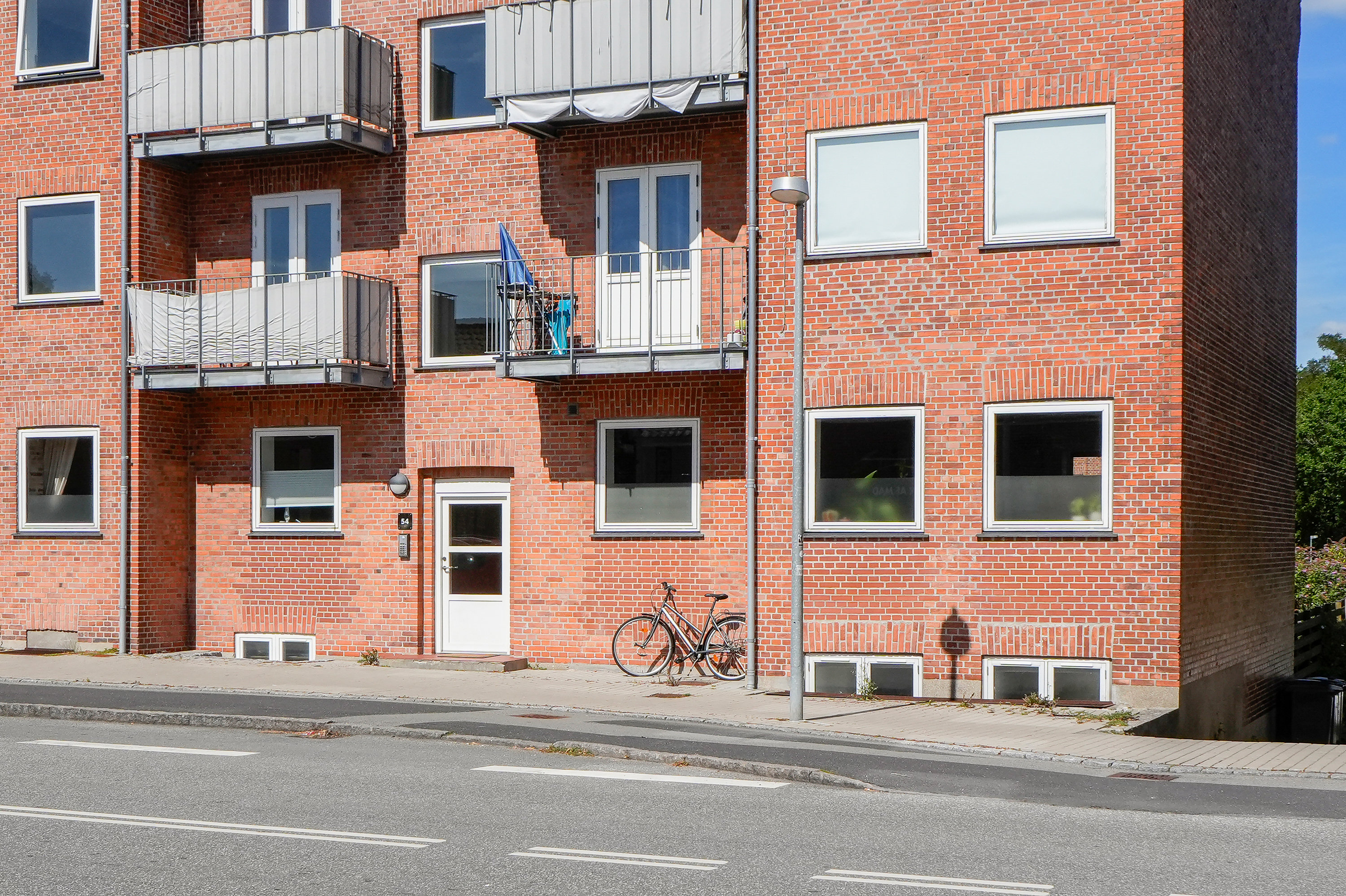 Fremhævet gårdmiljø billede i fuldskærmstilstand. Billede af Måløv Hovedgade 54, st. th., 2760 Måløv