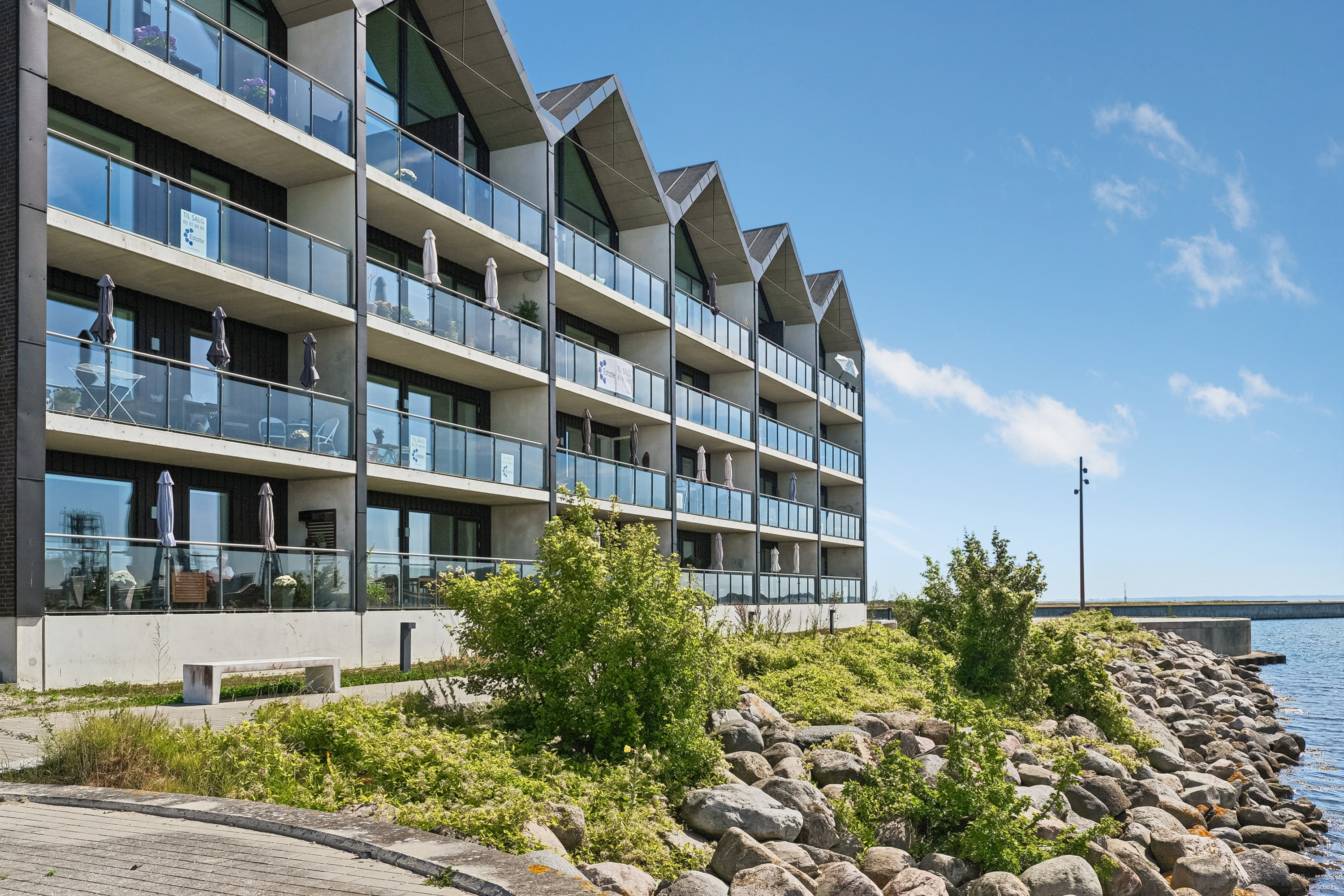 Fremhævet bag facade billede i fuldskærmstilstand. Billede af Midtermolen 22, 2. tv., 5800 Nyborg