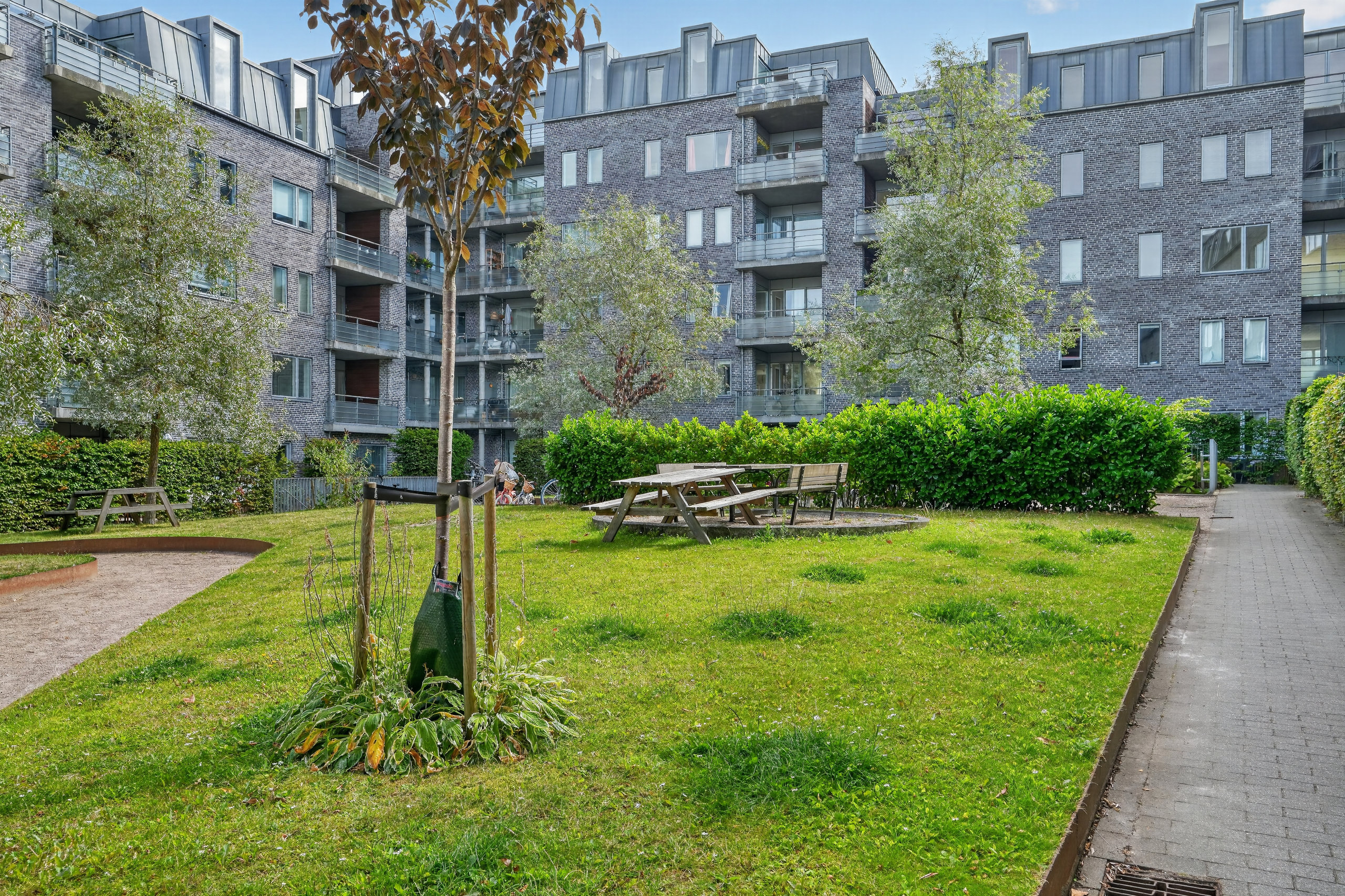 Fremhævet gårdmiljø billede i fuldskærmstilstand. Billede af Ebbe Rodes Allé 2, 3. th., 2500 Valby