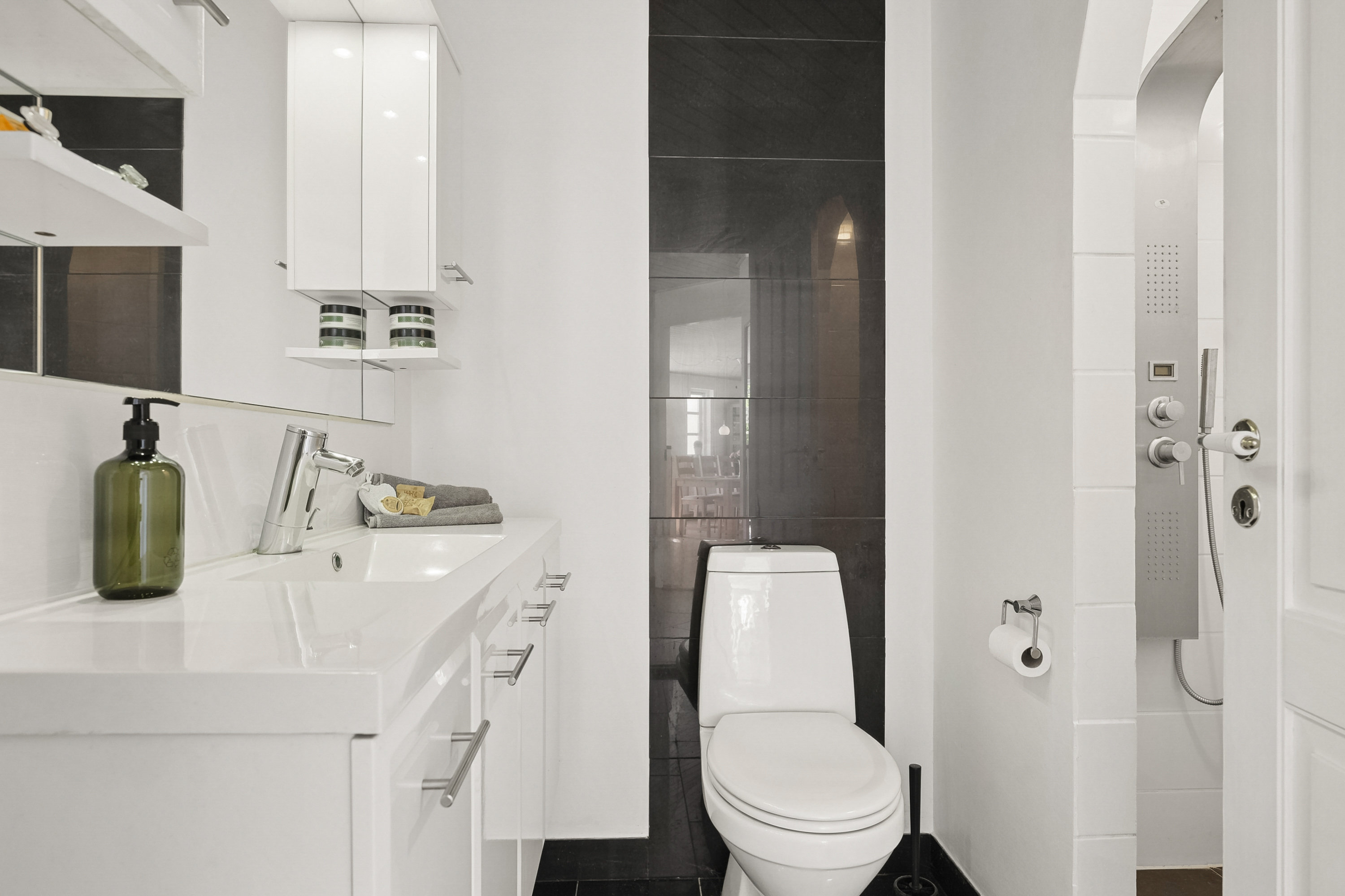 Fremhævet toilet billede i fuldskærmstilstand. Billede af Hedevænget 4, Kullerup, 5853 Ørbæk