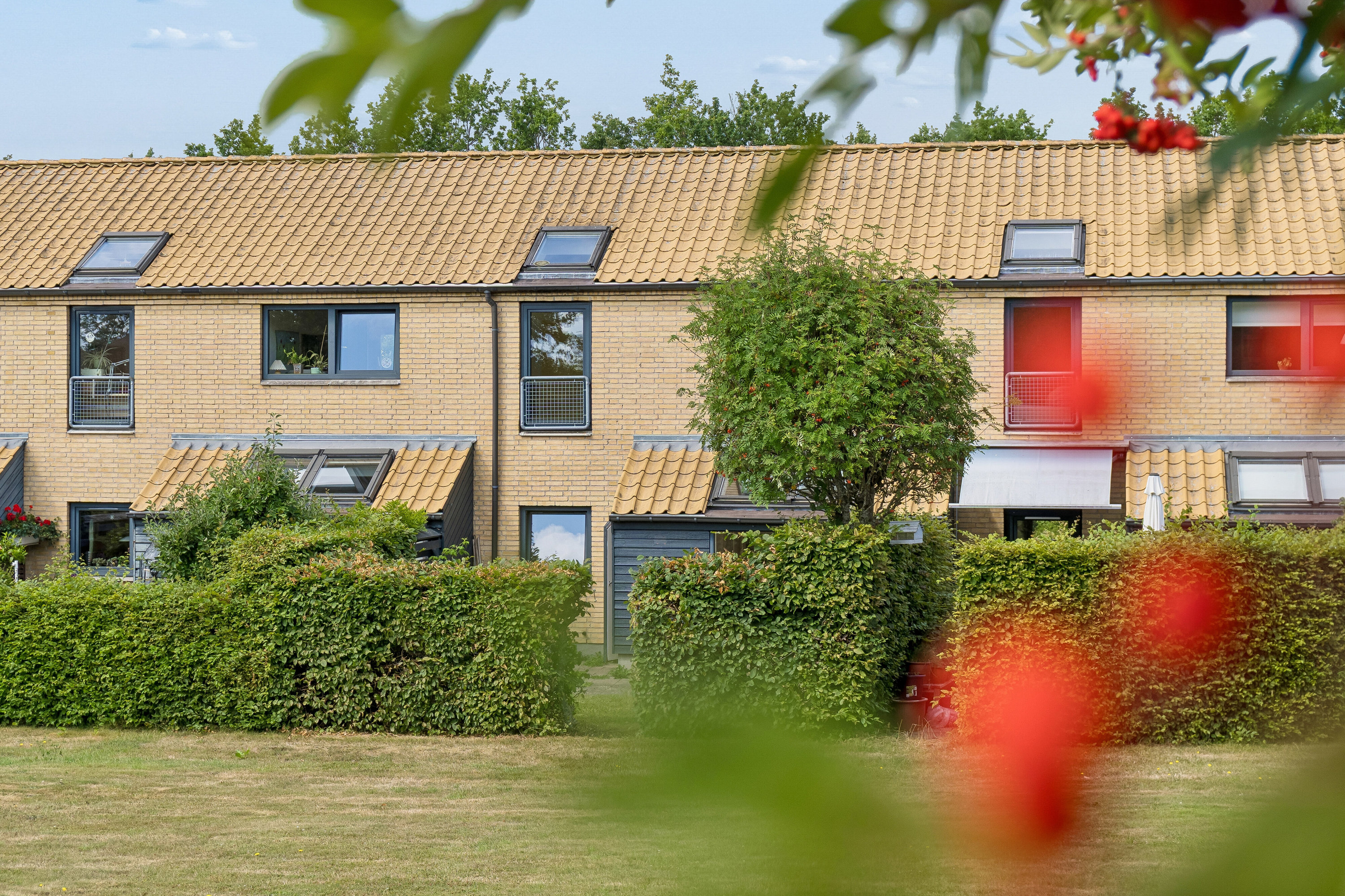 Fremhævet udendørs billede i fuldskærmstilstand. Billede af Slotsbakken 21, 2970 Hørsholm