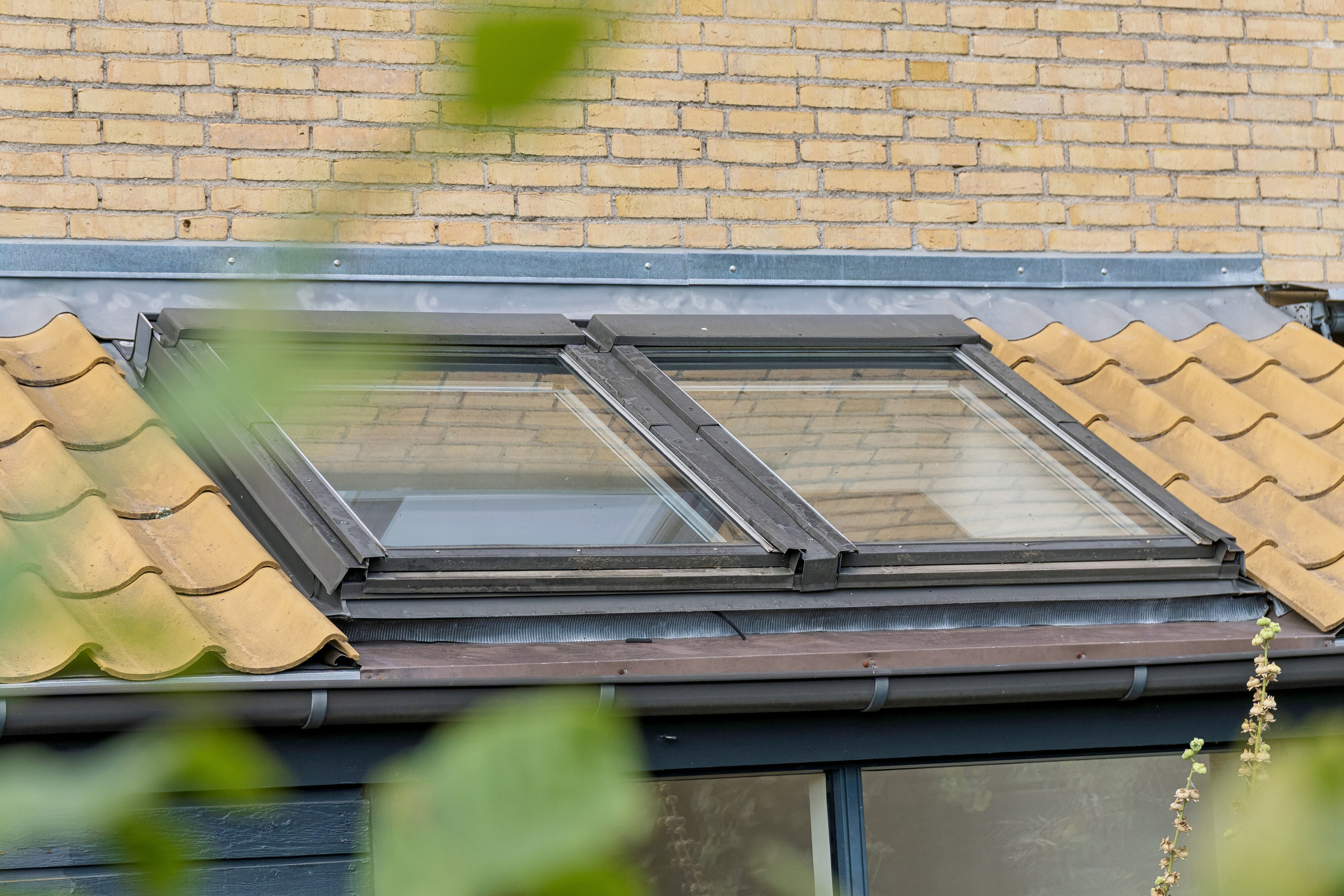 Fremhævet udendørs billede i fuldskærmstilstand. Billede af Slotsbakken 21, 2970 Hørsholm
