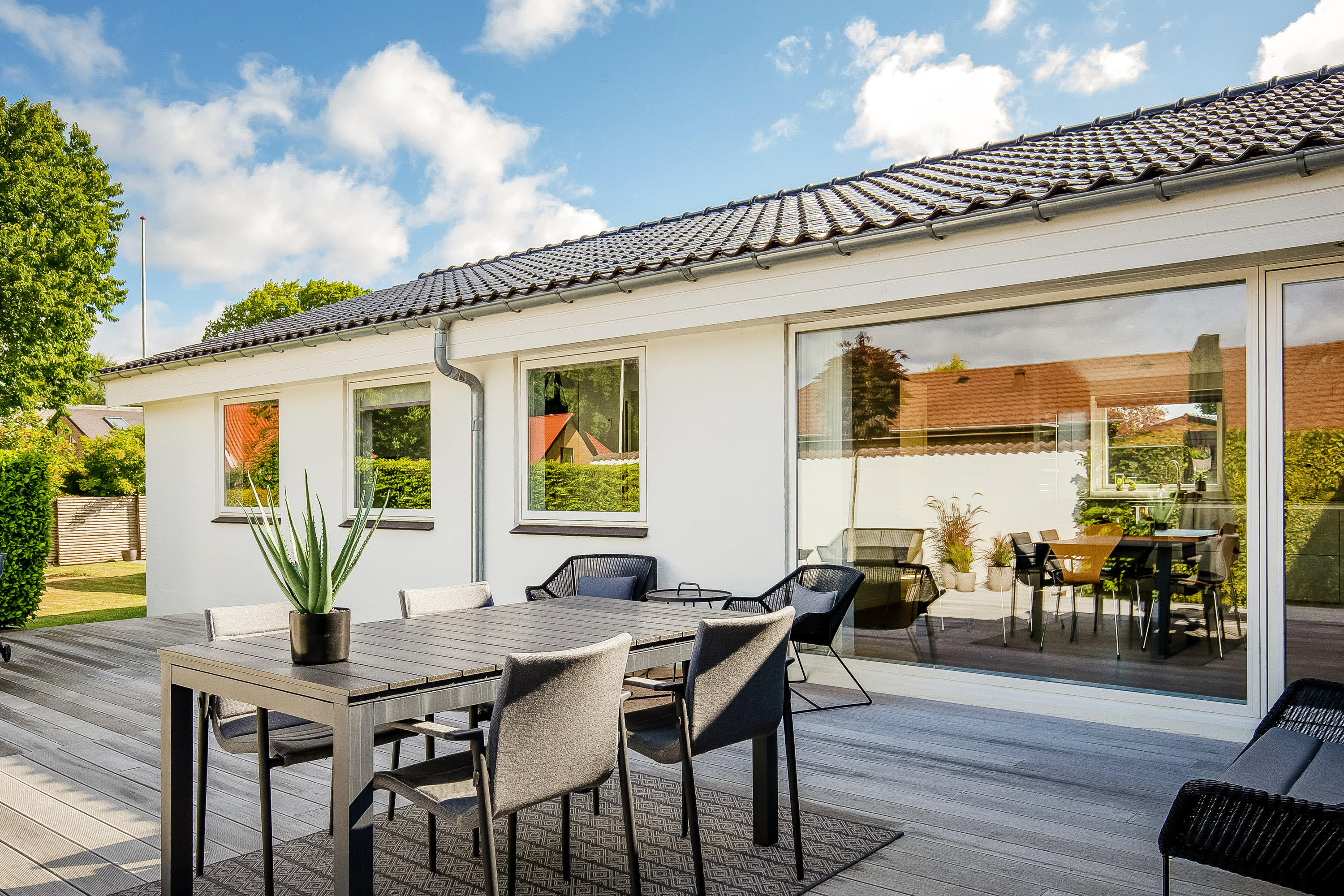 Fremhævet terrasse billede i fuldskærmstilstand. Billede af Jørgen Sørensensvej 19, 7100 Vejle