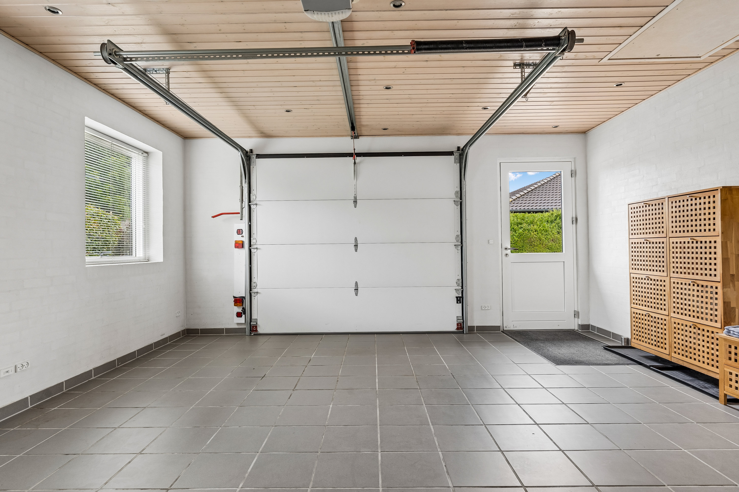 Fremhævet garage billede i fuldskærmstilstand. Billede af Ranunkelvej 17, 8722 Hedensted