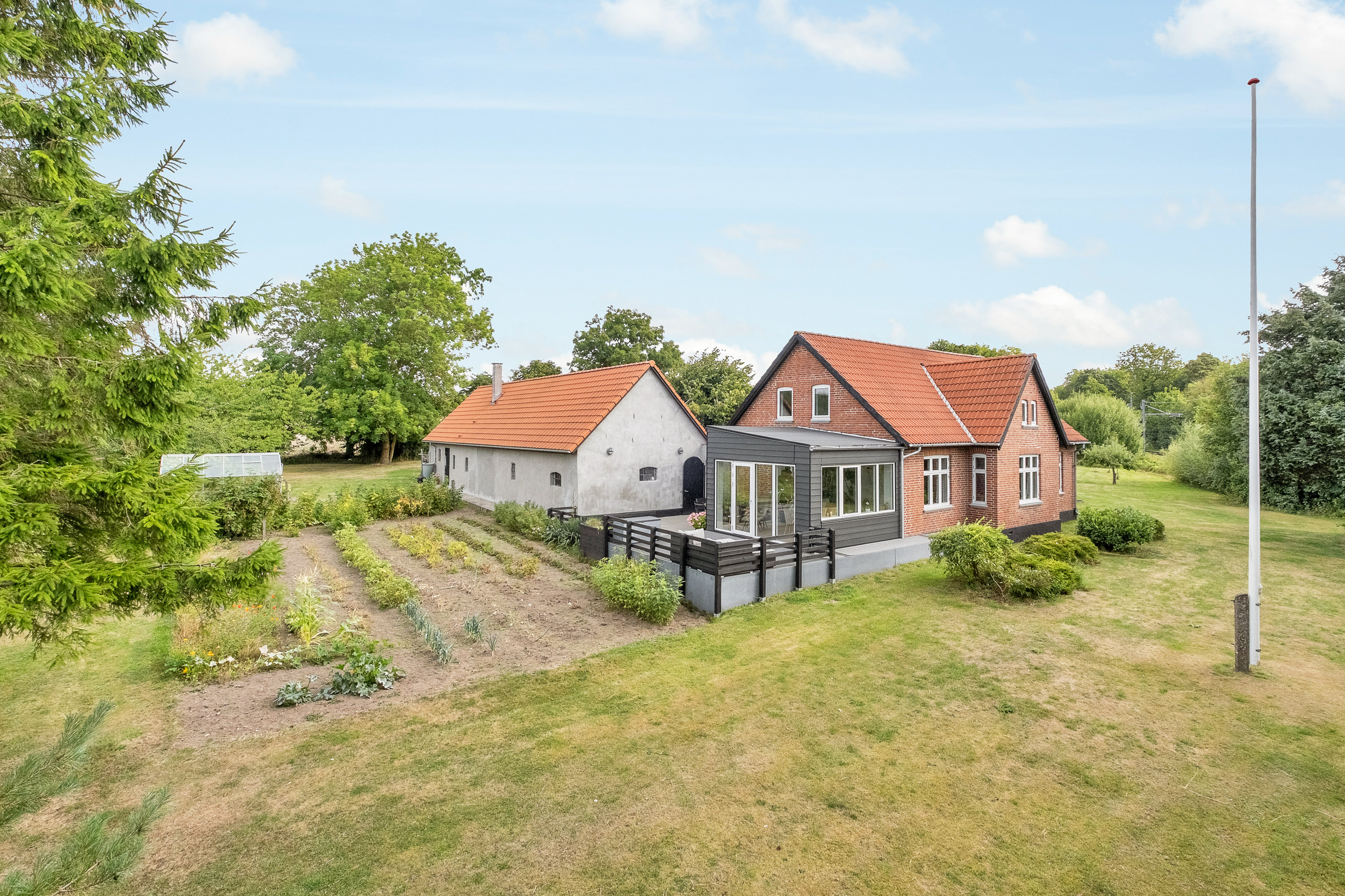Fremhævet facade billede i fuldskærmstilstand. Billede af Hovmarken 16, 8520 Lystrup