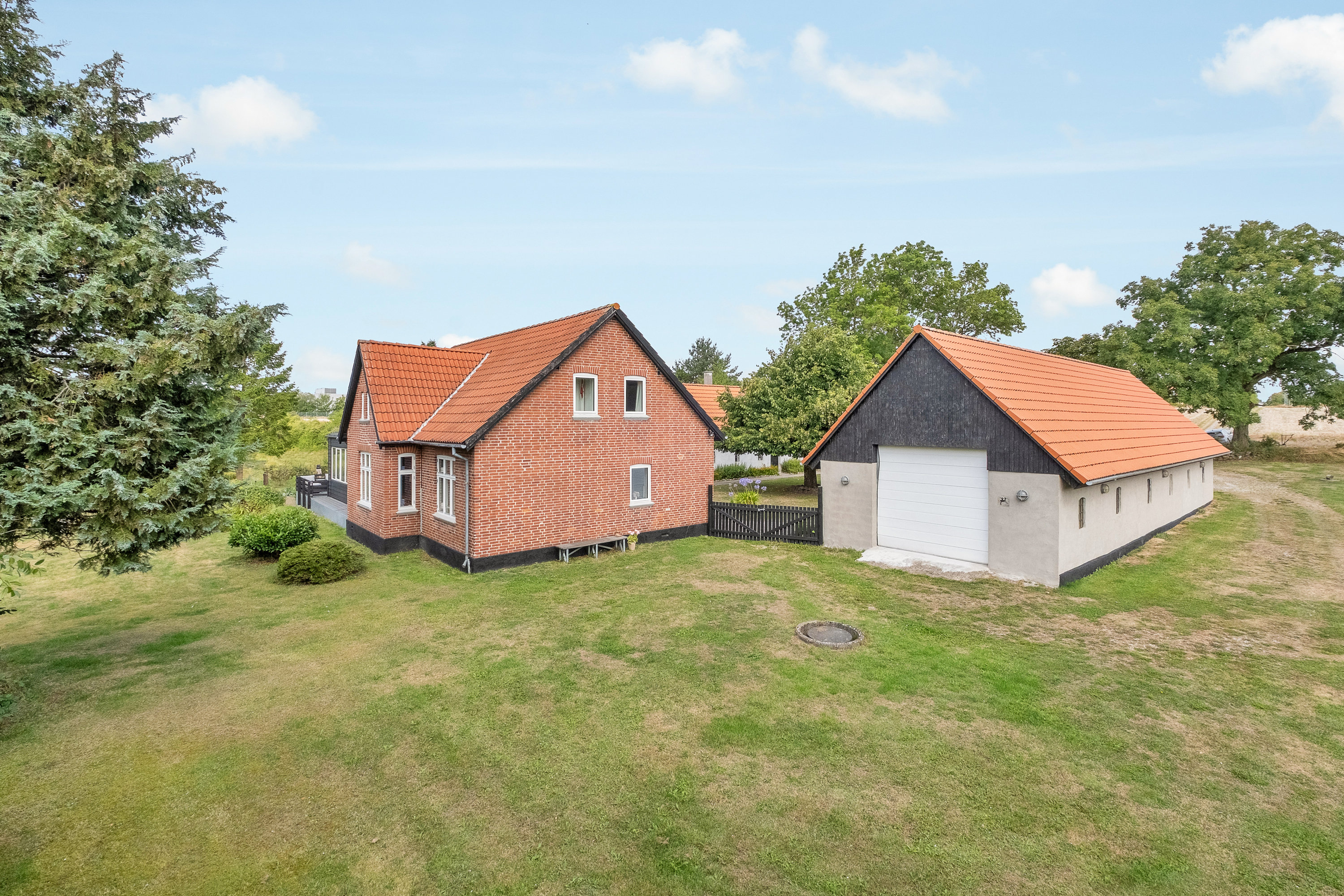 Fremhævet facade billede i fuldskærmstilstand. Billede af Hovmarken 16, 8520 Lystrup