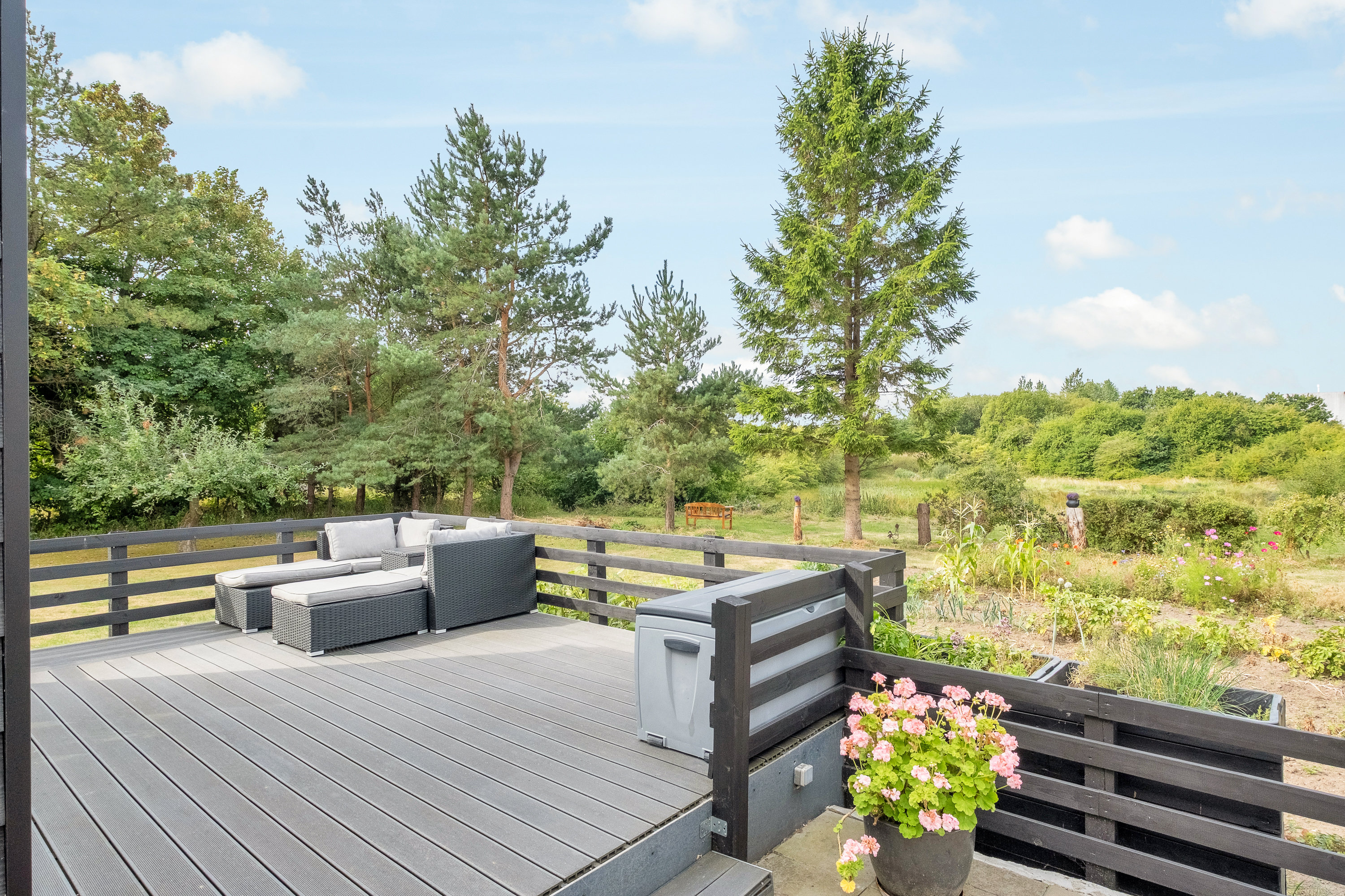 Fremhævet terrasse billede i fuldskærmstilstand. Billede af Hovmarken 16, 8520 Lystrup