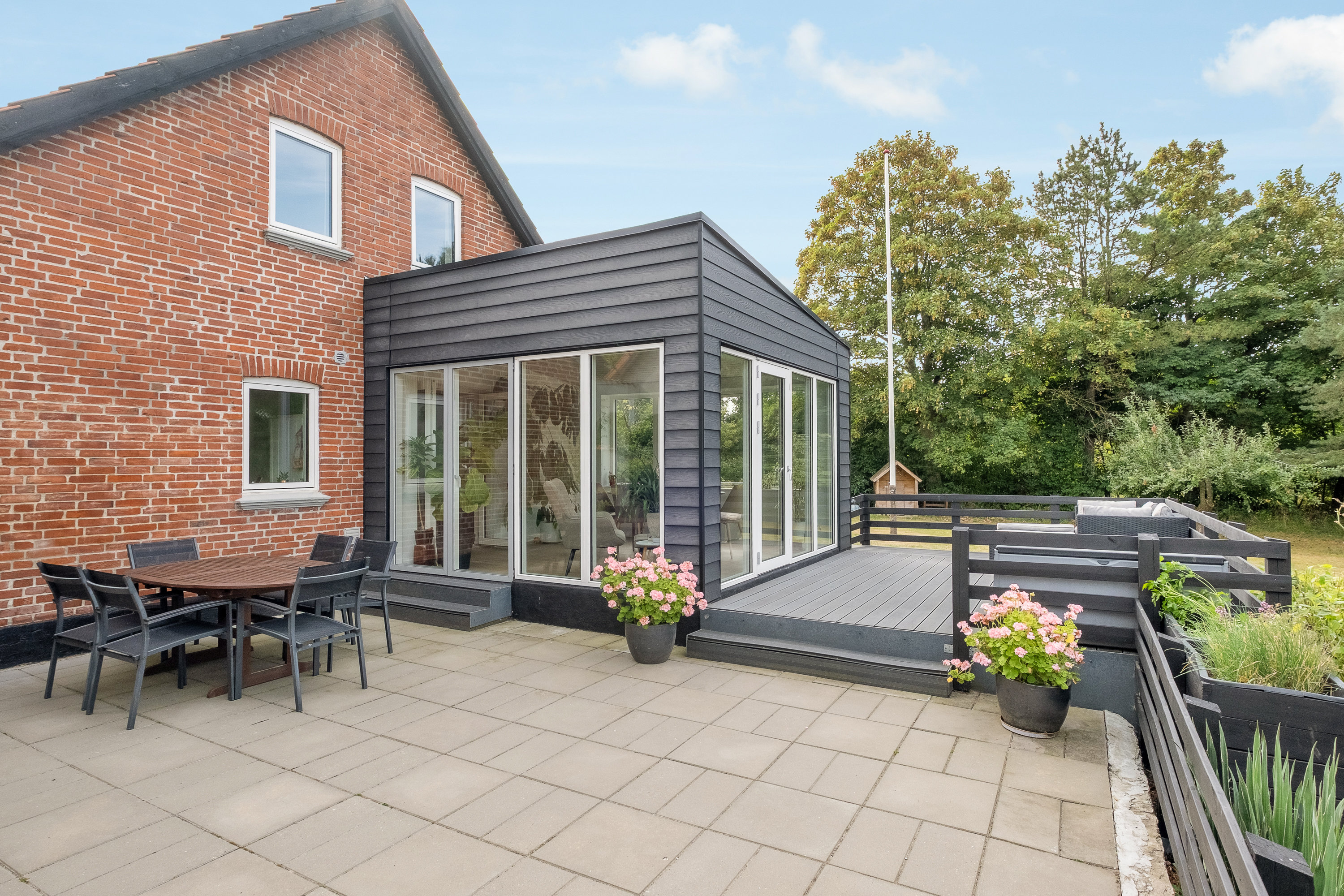 Fremhævet terrasse billede i fuldskærmstilstand. Billede af Hovmarken 16, 8520 Lystrup