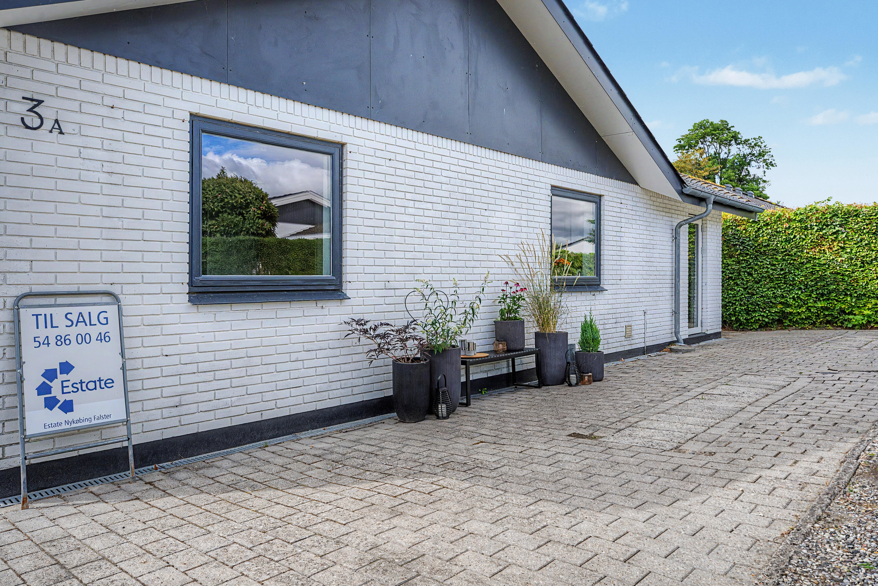 Fremhævet facade billede i fuldskærmstilstand. Billede af Sundvænget 3A, Hasselø Pl, 4800 Nykøbing F