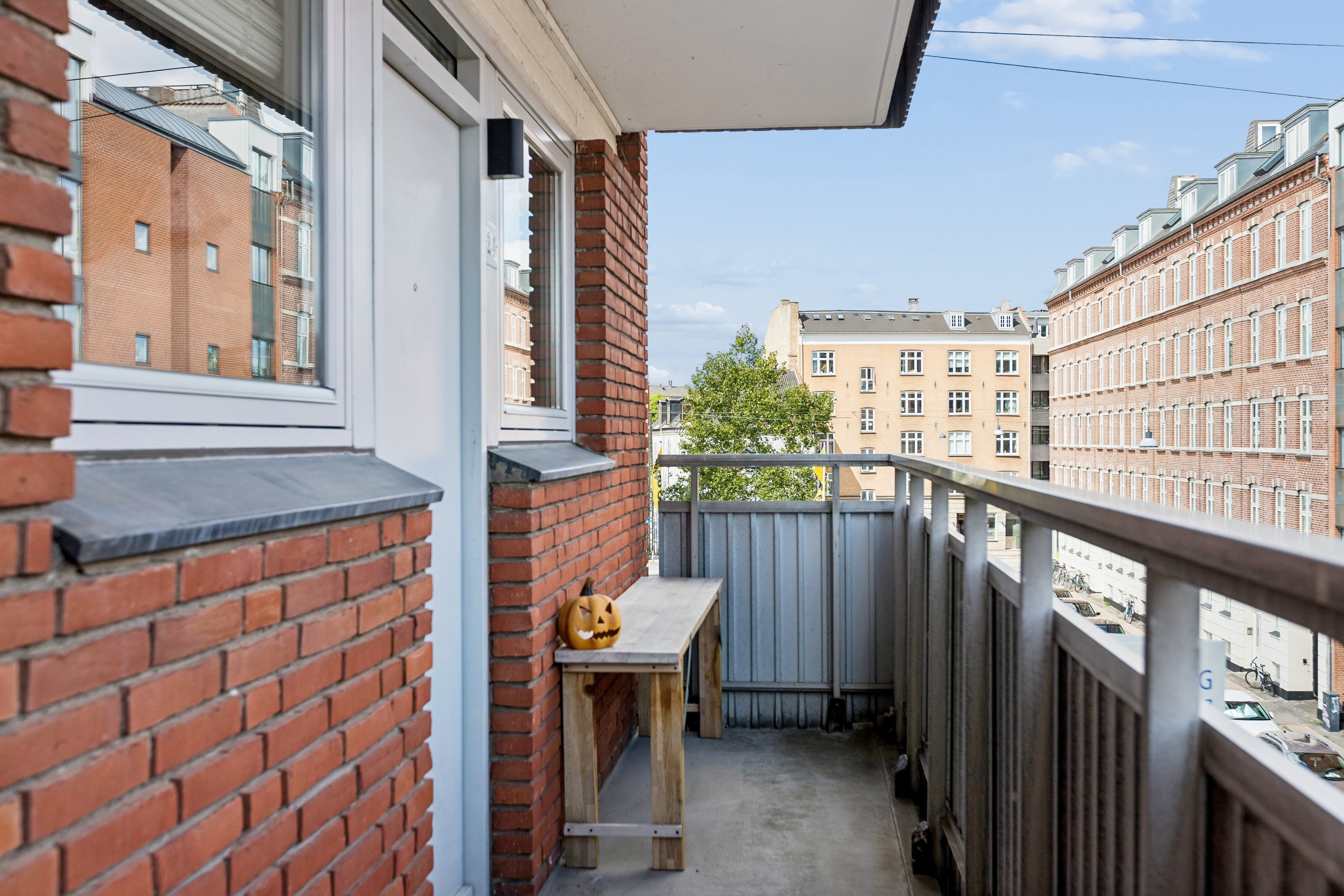 Fremhævet altan billede i fuldskærmstilstand. Billede af Kirkegårdsvej 8, 2. 24., 2300 København S