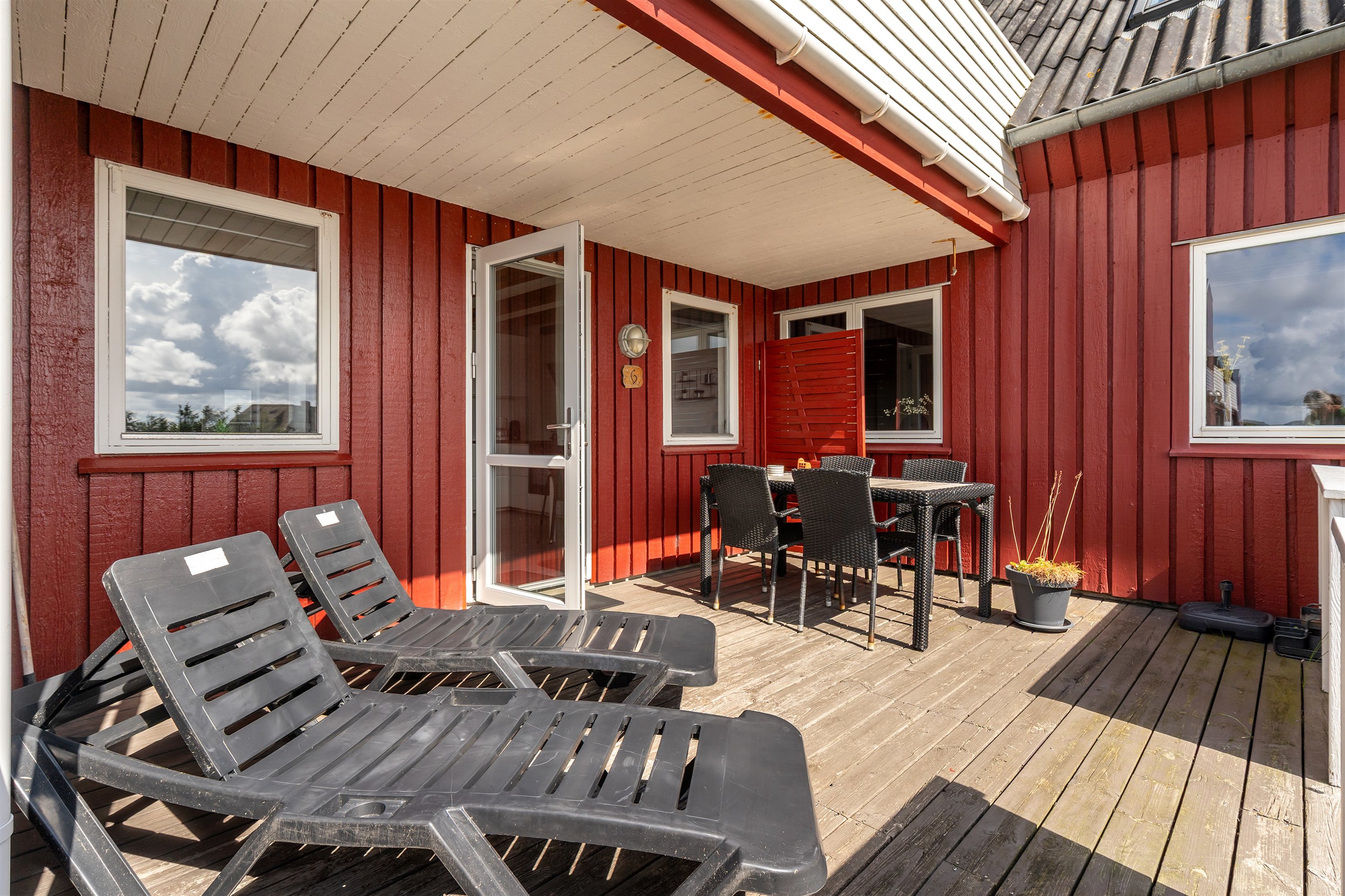 Fremhævet overdækket terrasse billede i fuldskærmstilstand. Billede af Hjelmevej 15, st. 6., Henne Strand, 6854 Henne