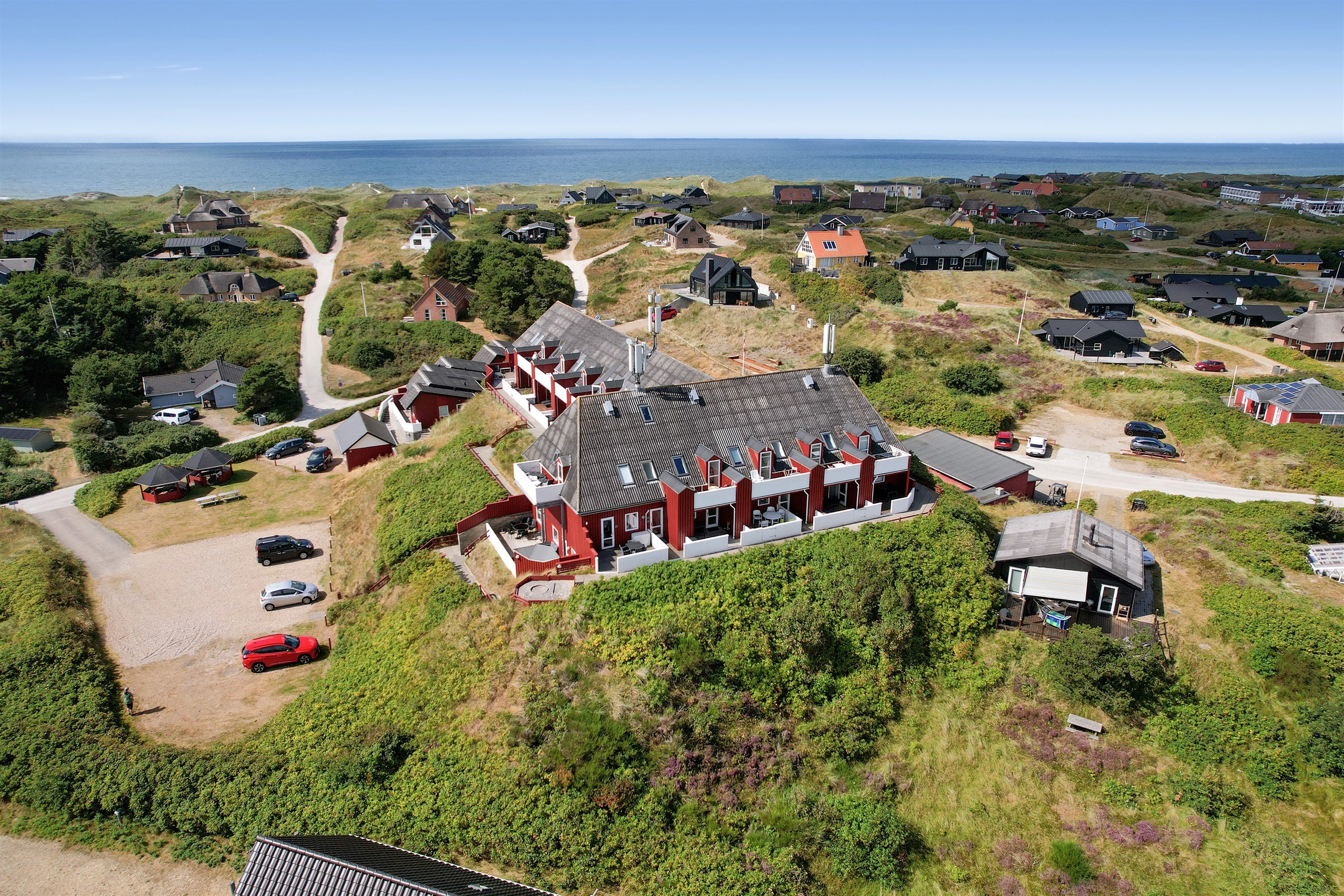 Fremhævet luftfoto billede i fuldskærmstilstand. Billede af Hjelmevej 15, st. 6., Henne Strand, 6854 Henne